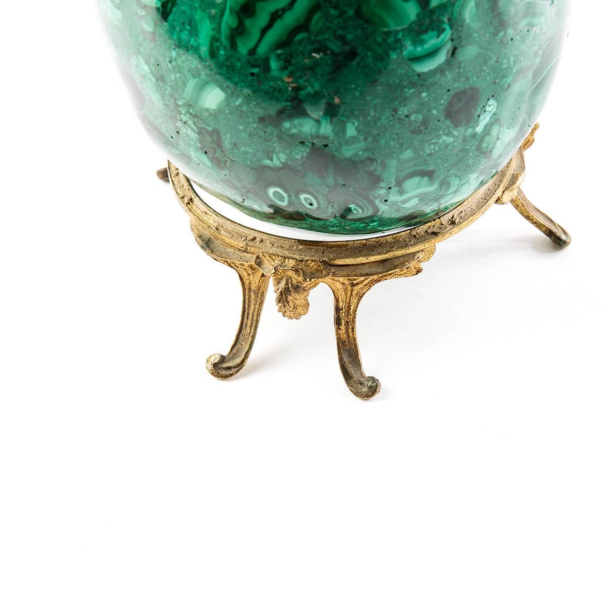 Malachite is a very powerful stone, which generates special healing powers when used alone or in combination with other stones. When used as malachite water or tea it purifies and detoxifies the arteries, vessels and organs of accumulated residues