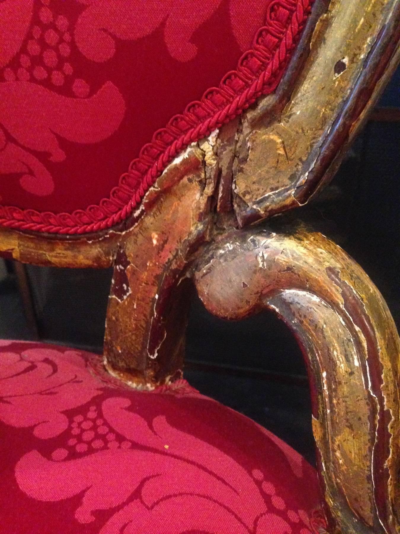 Pair of 18th Century Italian Baroque Giltwood Chairs Upholstered in Damask In Fair Condition For Sale In London, GB