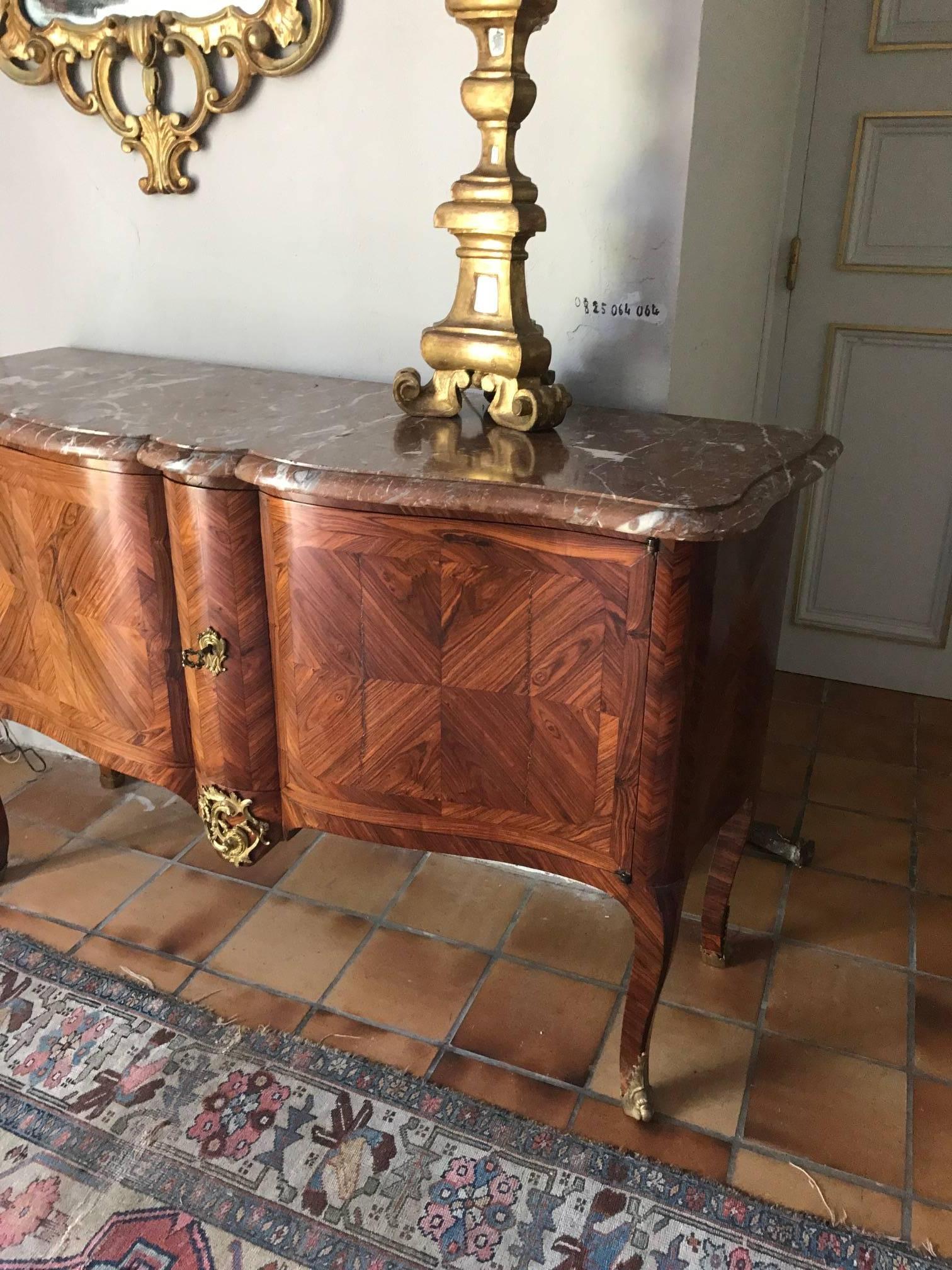 French Louis XV Style Enfilade Buffet Credenza with Marquetry Early 19th Century (Französisch)