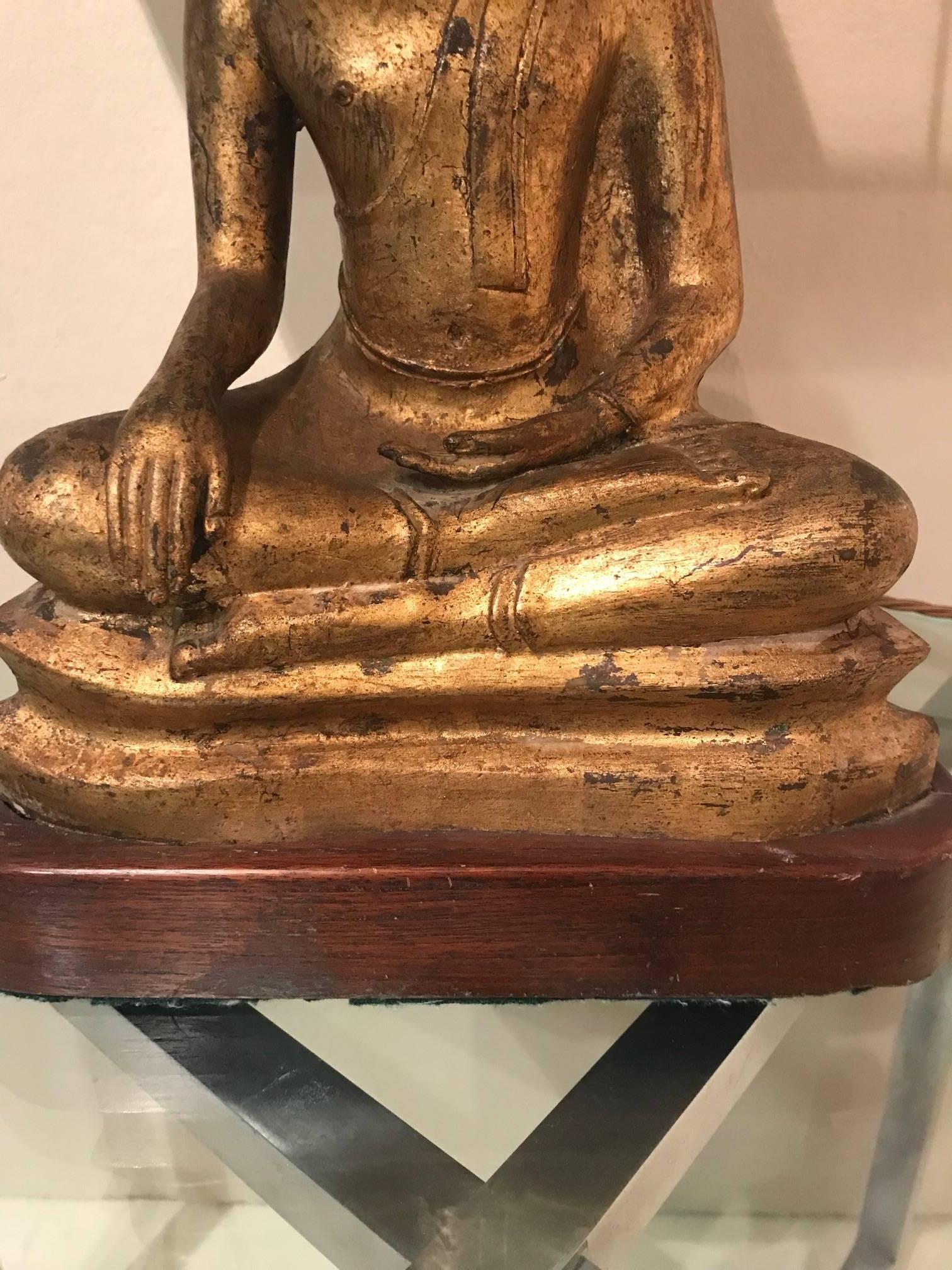 French 1970s Gilded Metal Seated Buddha Lamp In Good Condition For Sale In London, GB