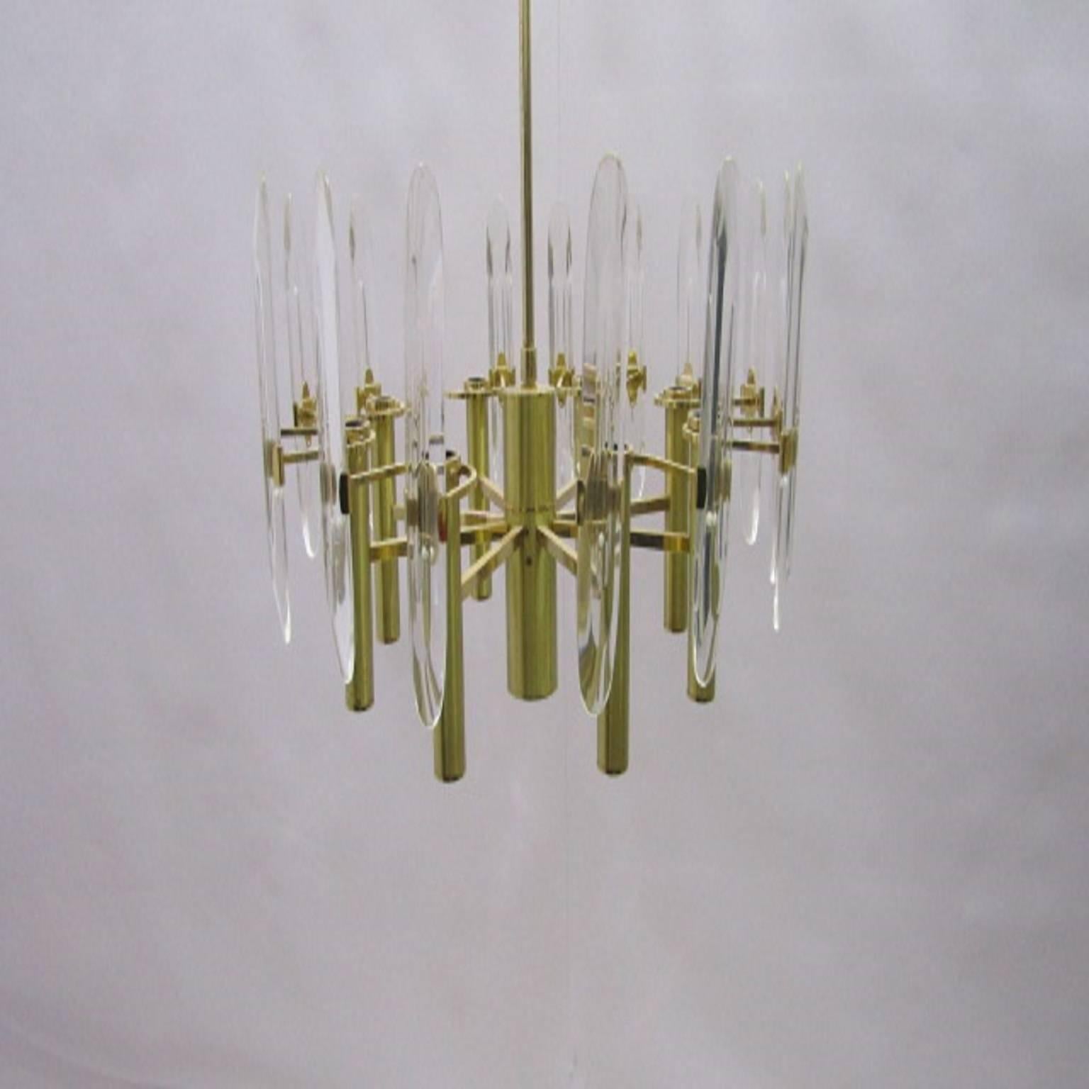 Chandelier, second half of the 20th century Gaetano Sciolari brass chandelier and crystal eight lights.