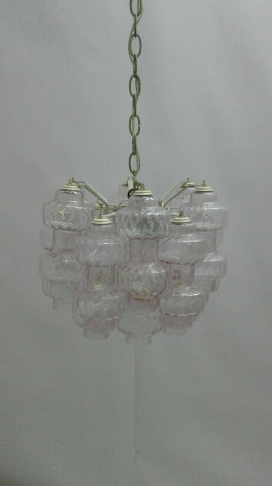 Seguso chandelier. This large Murano glass chandelier, Italian art has been designed and made by Seguso in 1960, versatile speaker in Murano glass.