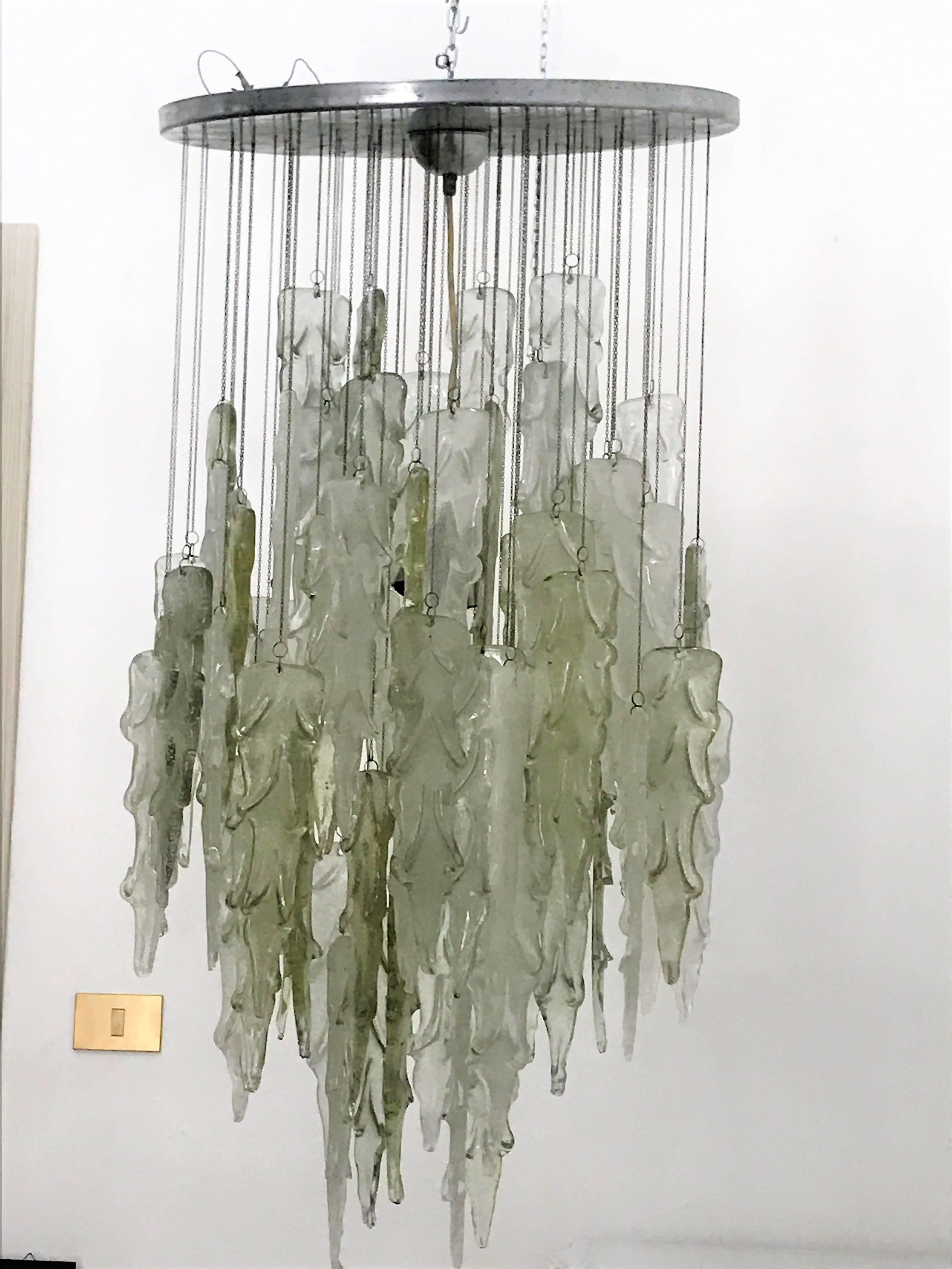 By a chromed steel circular drive down about 70 chains that support the fantastic leaves made of Murano glass often handmade. One can distinguish four different colors for each group of leaves. This chandelier is a true masterpiece, attributed to