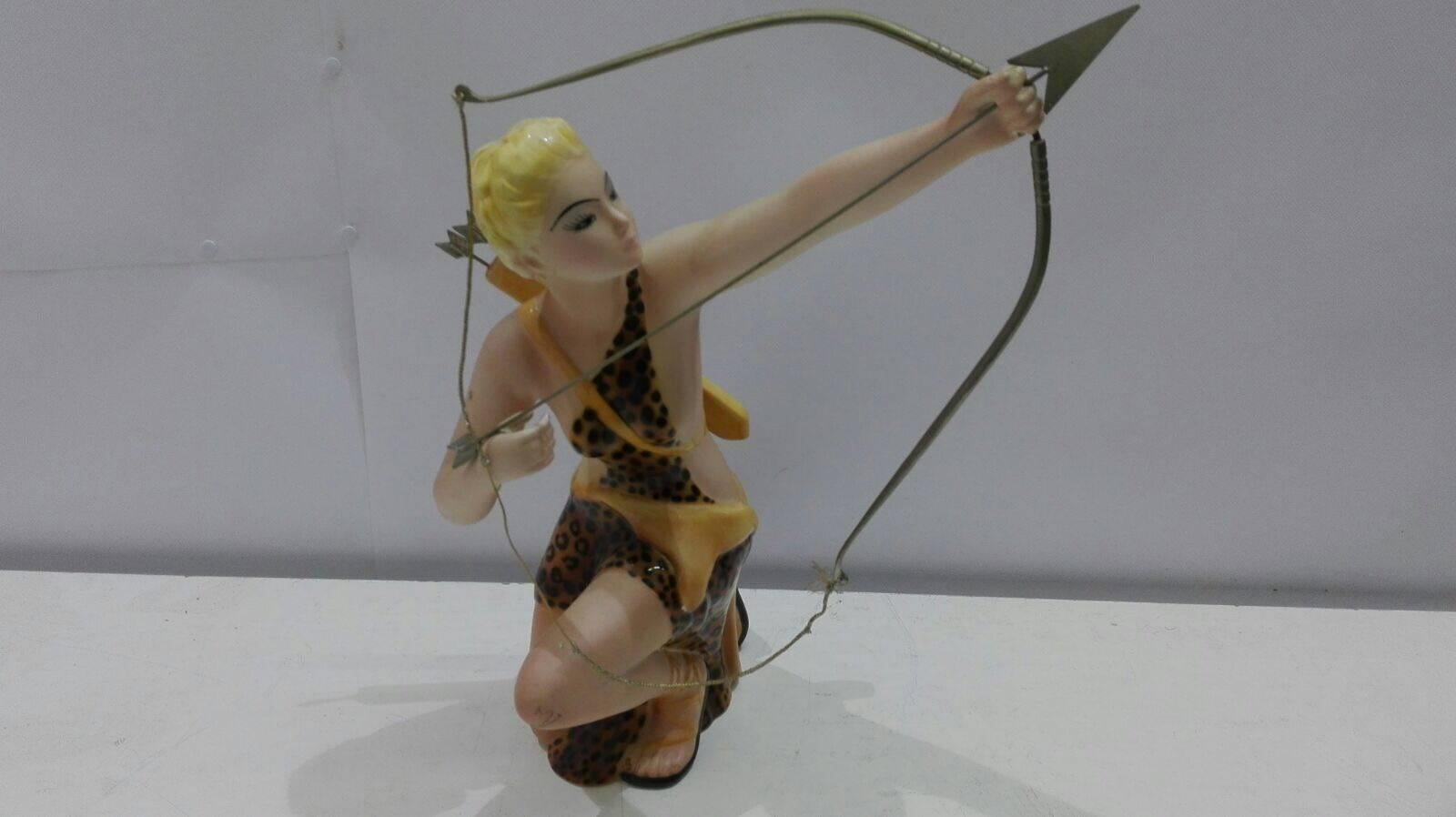 Refined statuette depicting a hunter goddess, produced by Favaro and Cecchetto made in Italy. Polychrome ceramic. Integrates in every component. Very good condition (see photo).