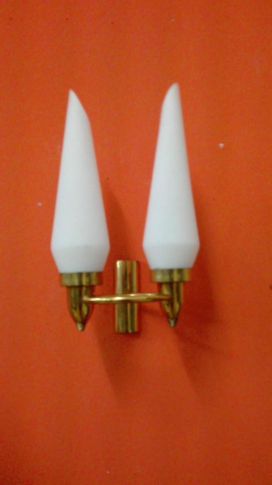 Couple applique Stilnovo with brass structure and opaline glass lamp. In excellent condition.