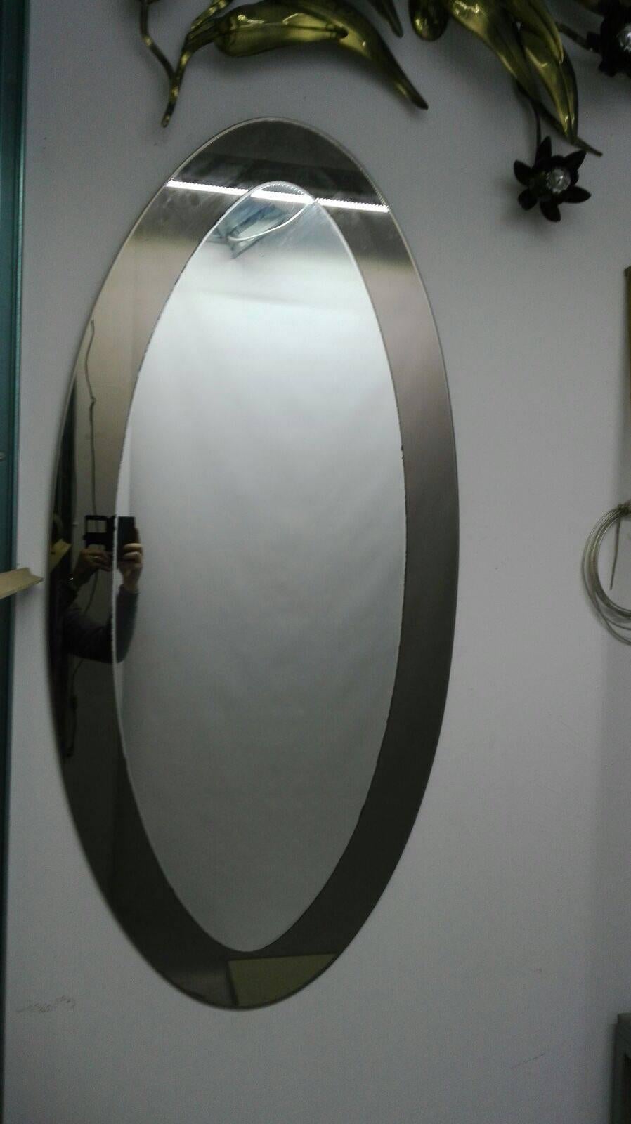 Oval mirror traditional piece, but very modern and therefore, suitable for different styles of furniture.