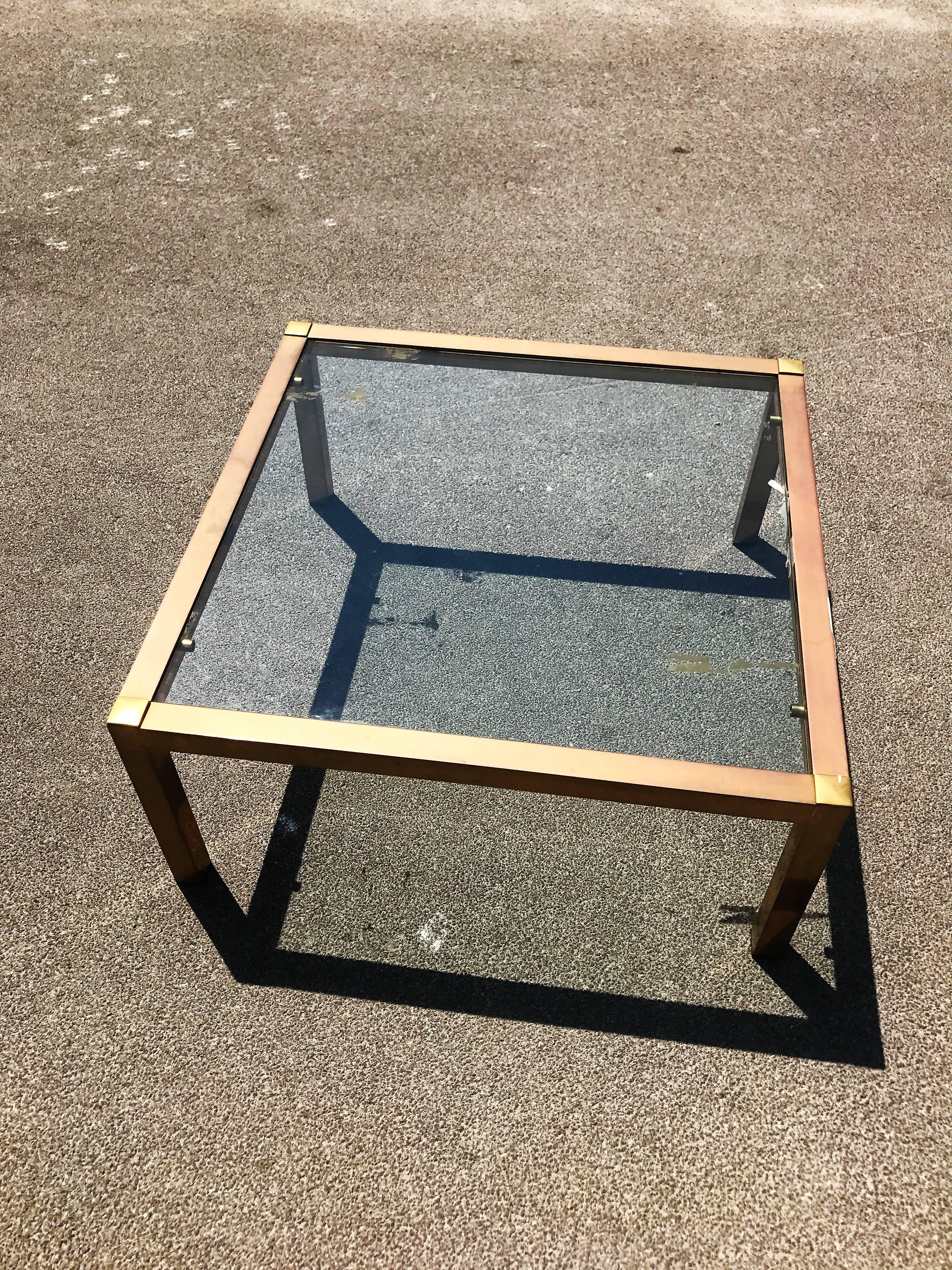 Coffee table with brass base and glass top.
Ideal for all types of environments.