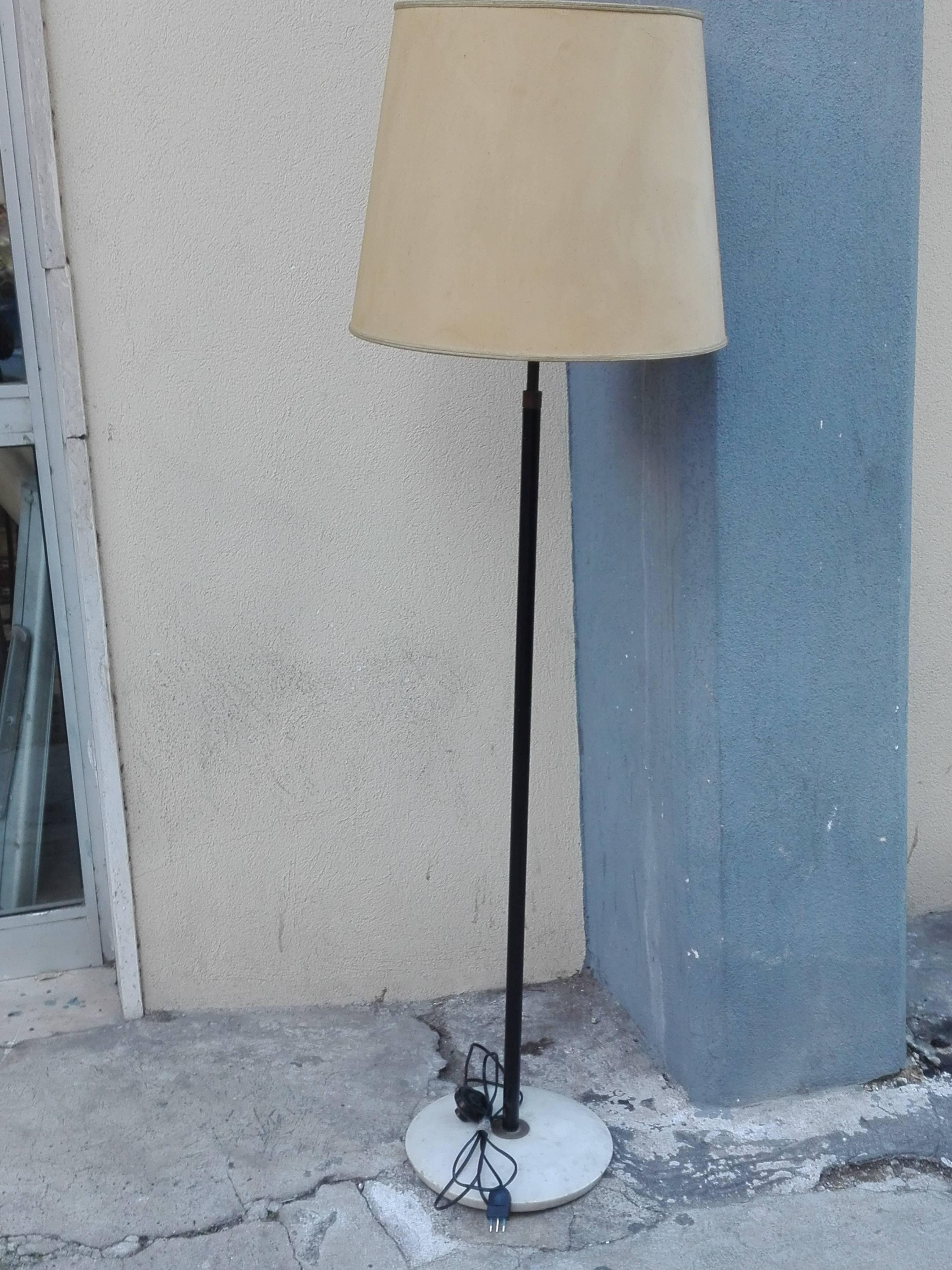Floor lamp 1950s with marble base and stem in mettalo and lampshade in fabric.
