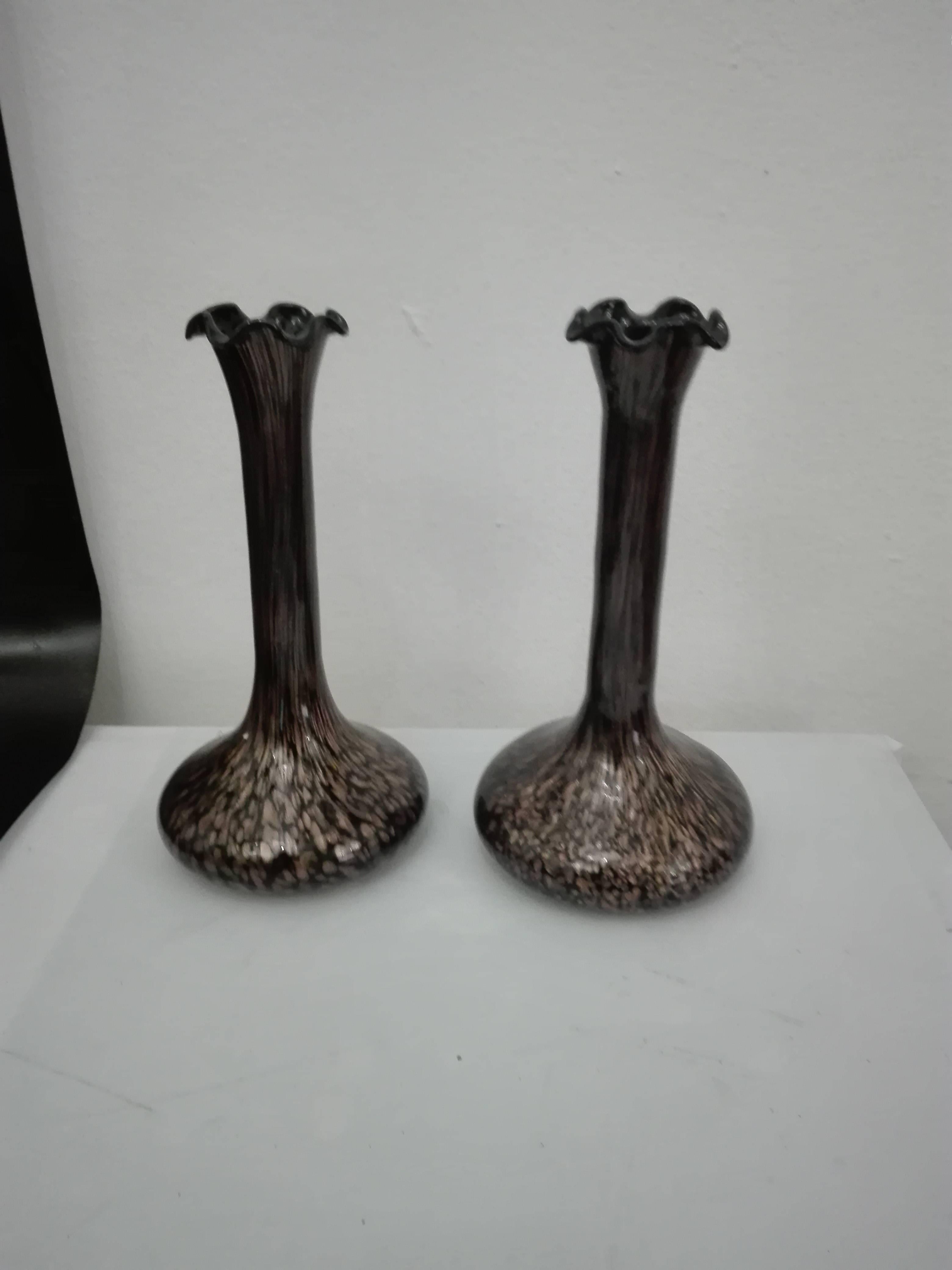 Pair of vases for a flower in Murano with scalloped edge.