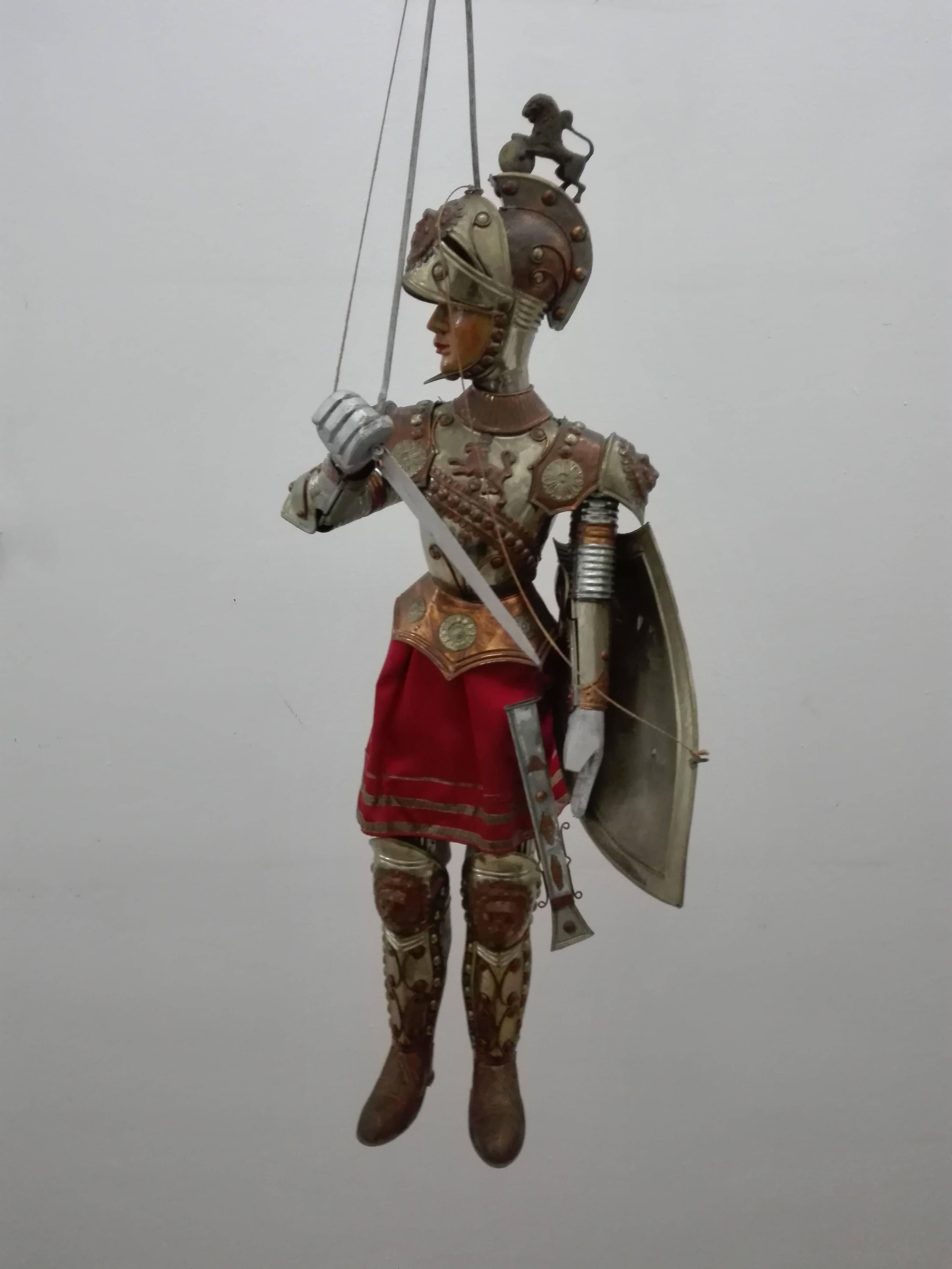 Sicilian Pupo-marionette-pupi-paladin:
Palermitan school pupil, in richly arabesque alpacca with copper inserts, packaged for dismantling, 95 cm high, painted with oil paints, built by trade.