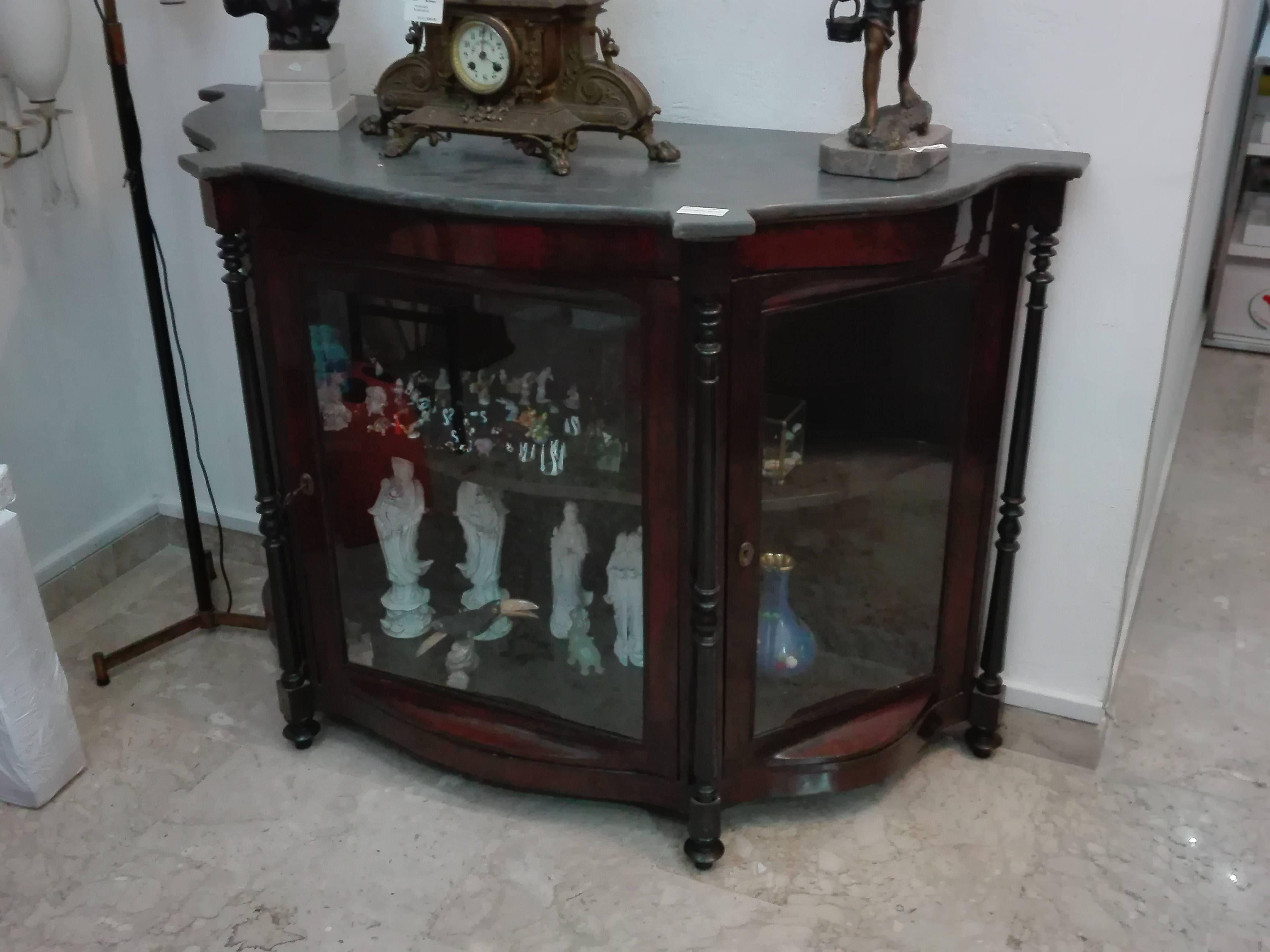 Important low showcase sideboard.

The cabinet is in. Good condition, not damaged or worm-eaten.

Come in the picture, there are signs of wear.

Composed of a door with vrìetro marble top coon colonnine,

Period around 1880 Italian