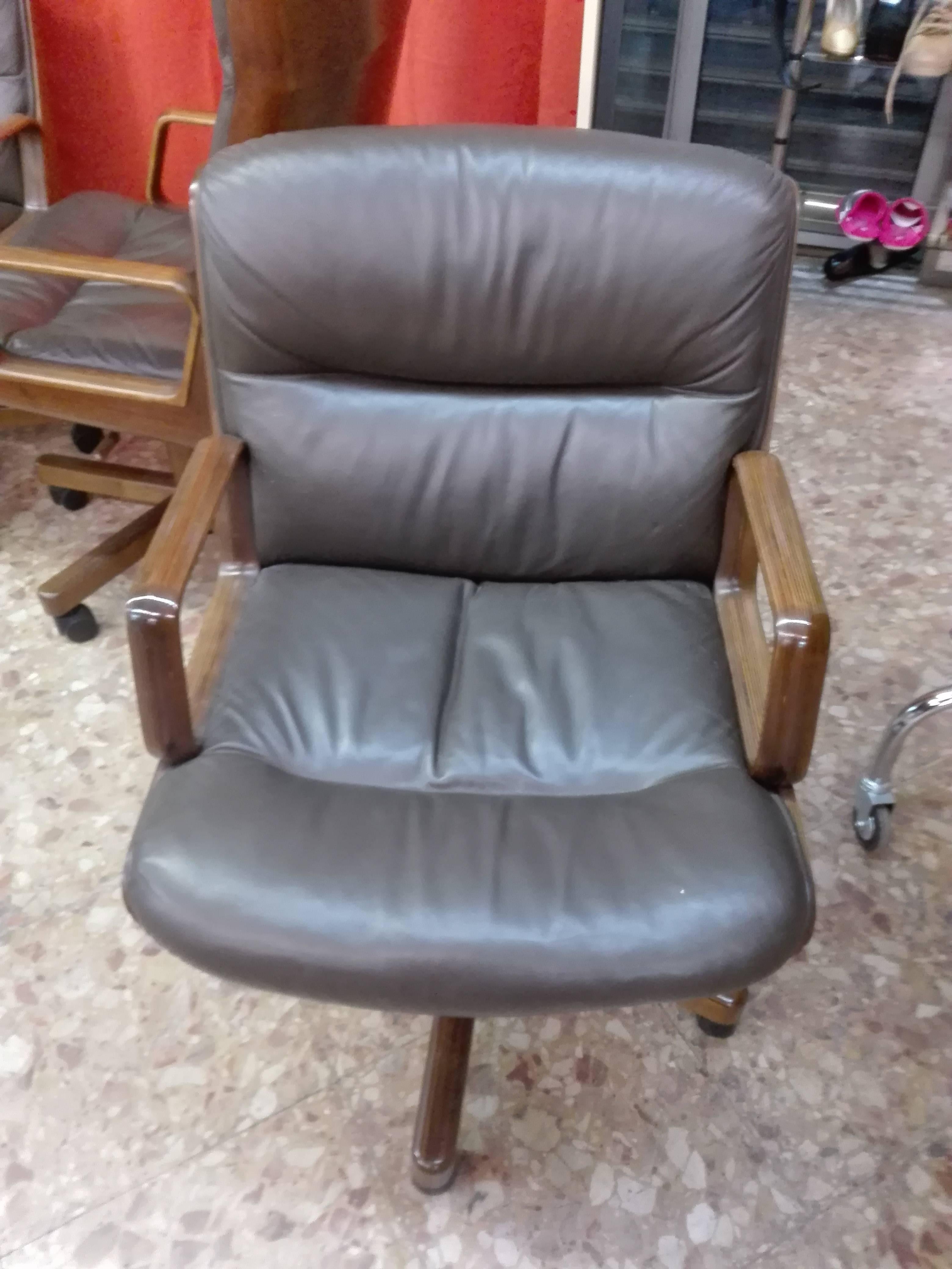 Machine-Made Presidential Armchair with High Back and Solid Wood Arms