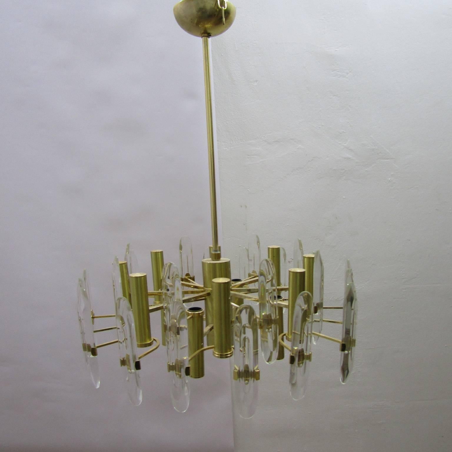 Gaetano Sciolari chandelier twelve lights, 1970.
Bright brass and 24 carved crystal.