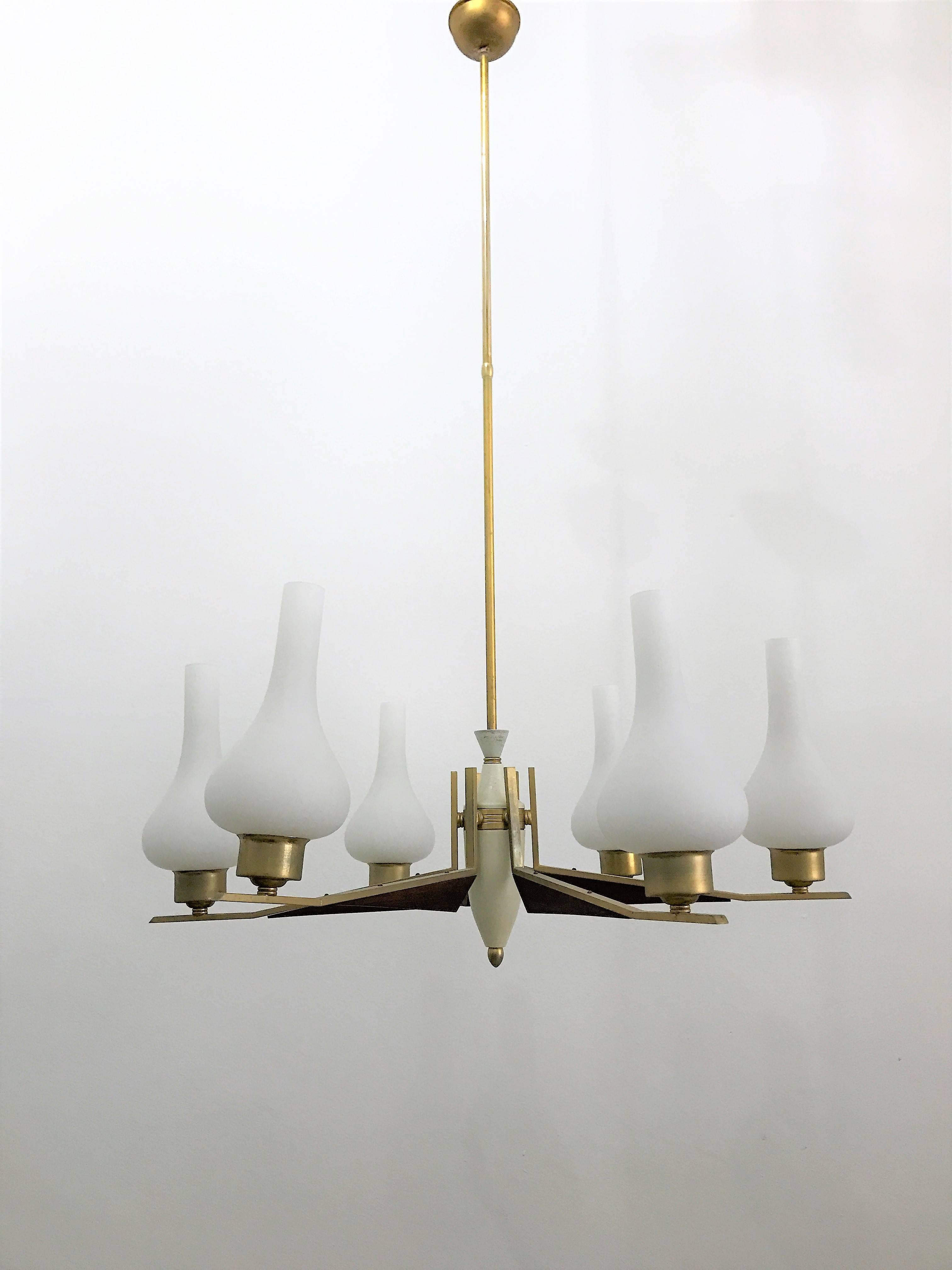 Danish style chandelier attributed to Stilnovo made in the 20th century. The rod that supports it has brass while the arms are in brass or walnut, and the bowls, the elegant form, they are created by hand in opaline glass.