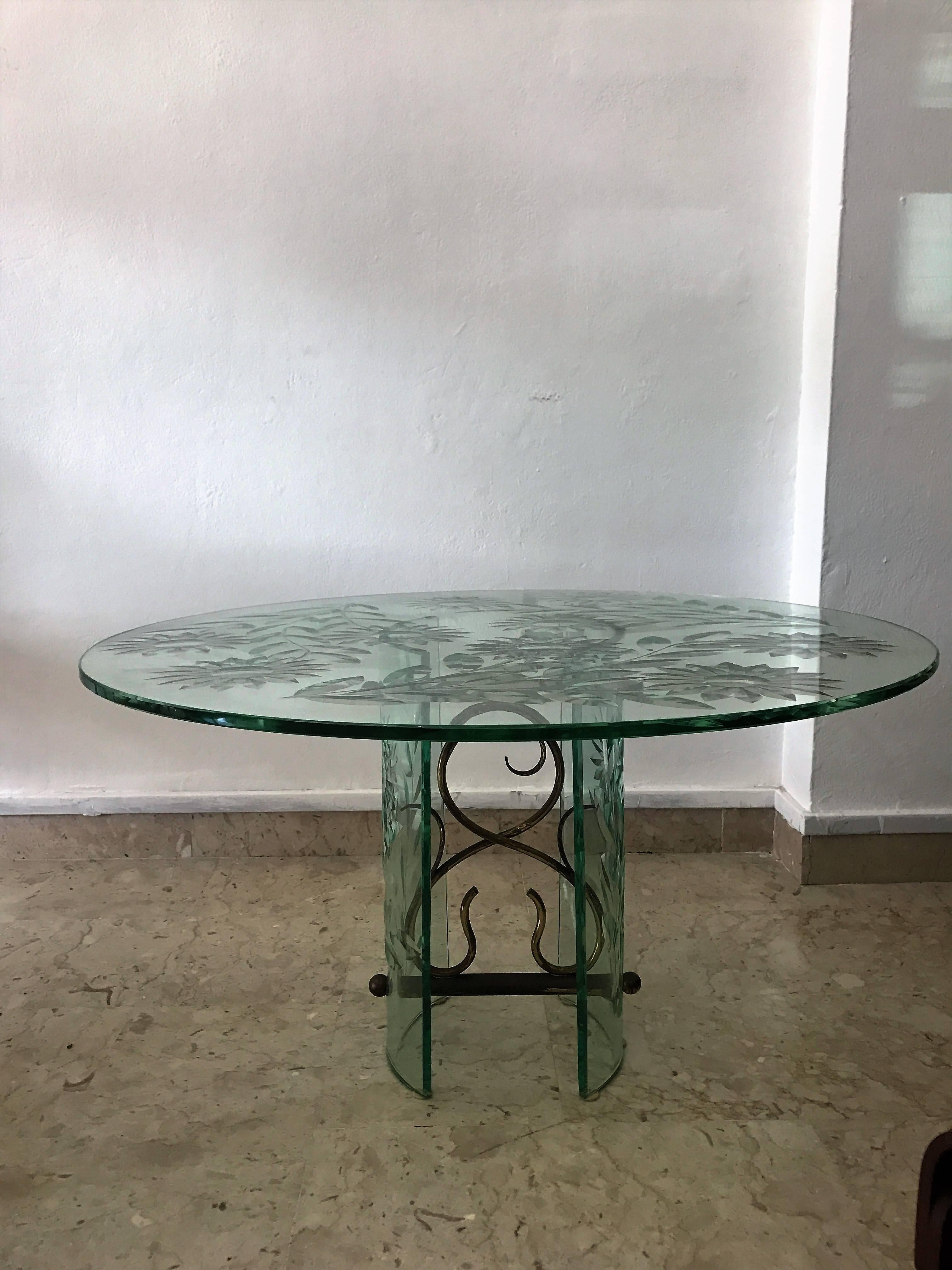 The simplicity and sought combine to give shape to this wonderful coffee table with a glass floor where we see carved sunflowers and a base always formed glass and structure as particularly solid brass. This coffee table can admire the art of glass,