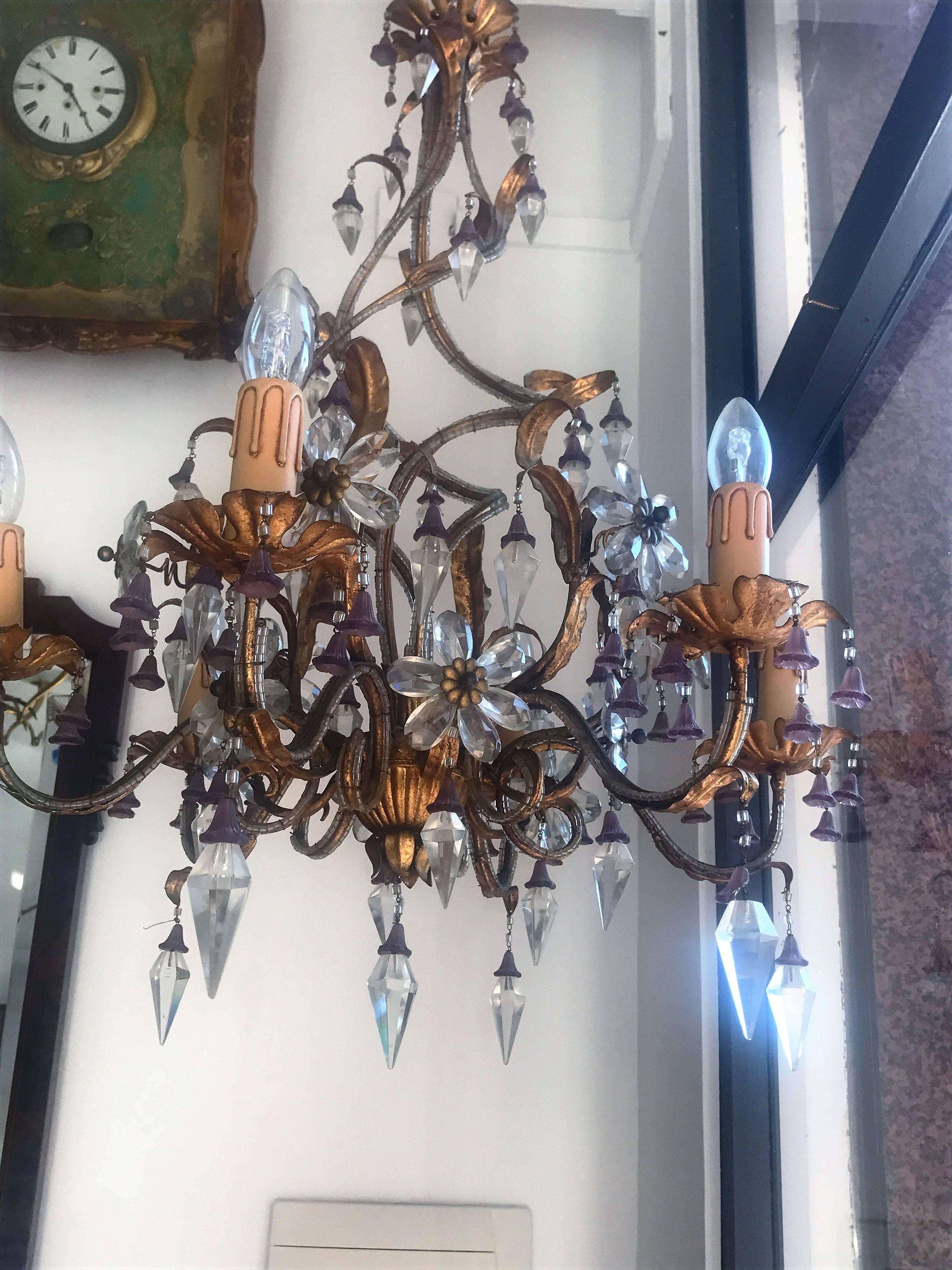 The elegance blends with the art of glass masters to create this crystal chandelier and Murano glass flowers, will make your environments very important.