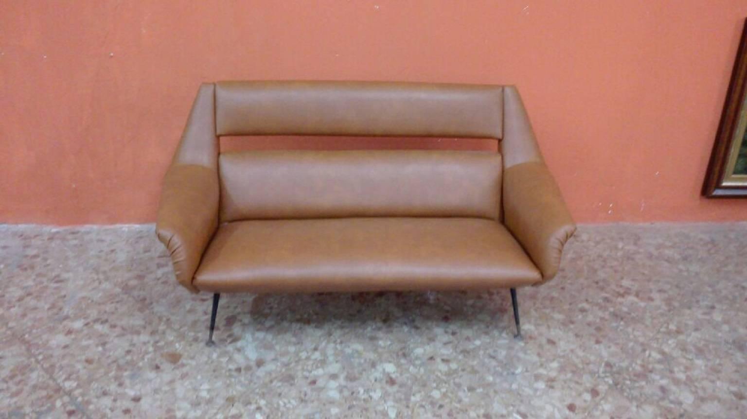 Elegant and comfortable living room, made up of a really soft sofa and two armchairs, leather upholstery with brass feet. In very good condition.
Made in Italy, circa 1960 and created by Gio Ponti.
Sofa size: width 150 cm, height 76 cm, sitting