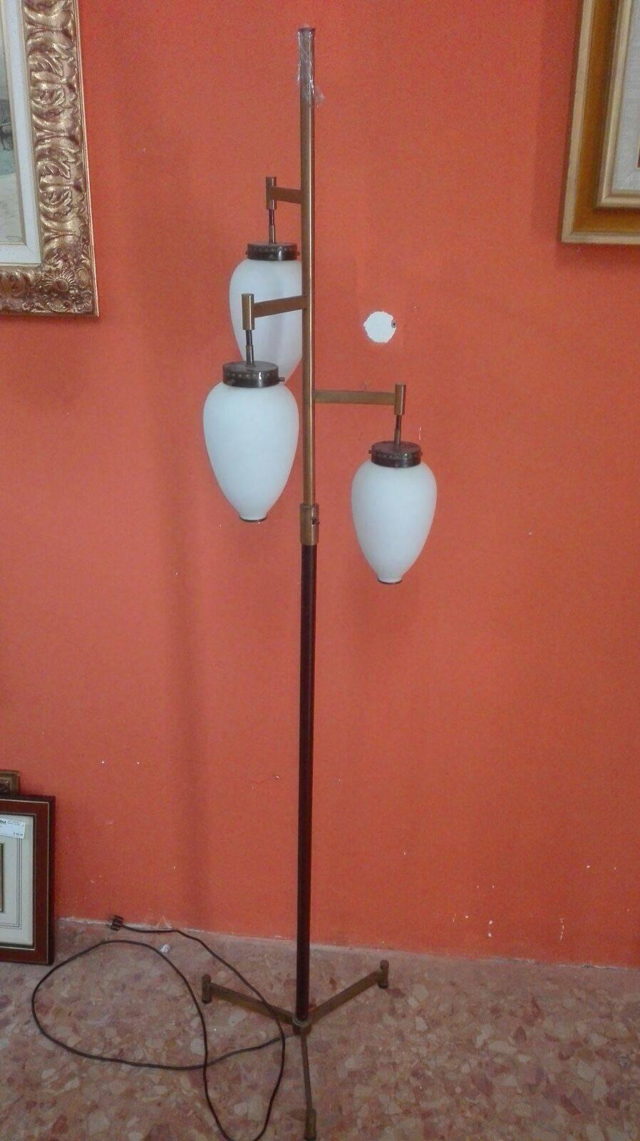 Beautiful and elegant floor lamp with brass stem, three white opal white lamp shades and brass inserts that give a nice effect when the lamp is on.

Working.
The rest of the description is left to the photos.