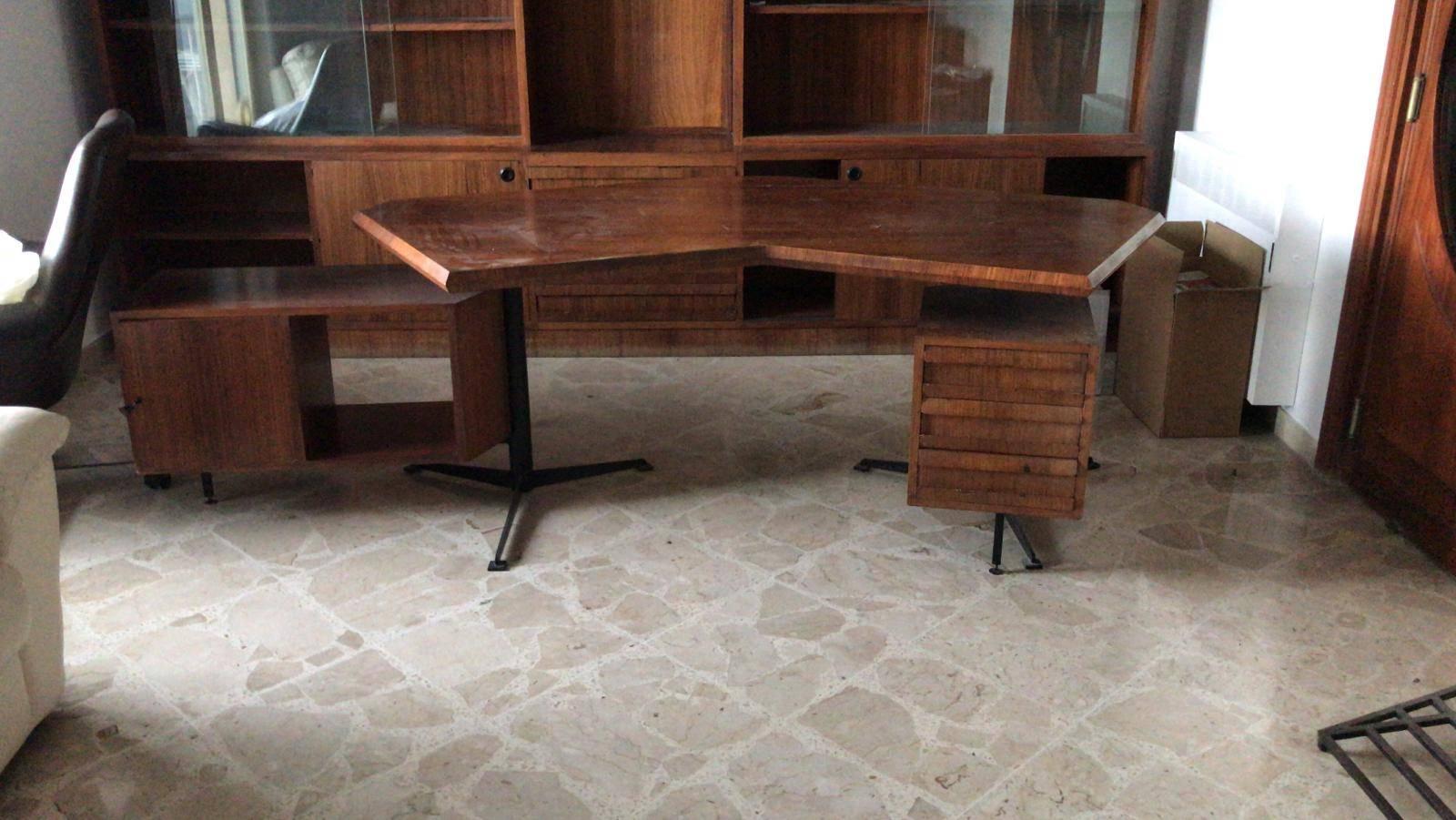 Desk T-96 'Boomerang', in rosewood and metal, by Osvaldo Borsani for Tecno, Italy, 1956.

This Boomerang desk by Osvaldo Borsani is made of rosewood. The two rotating cabinets are held in place by the characteristic metal tripods. These supports
