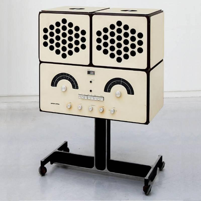 Brionvega produced many cutting-edge audio-visual products throughout the 1960s, often employing well-known Industrial designers to create them. The RR126 radiophonograph (‘Radiofonografo’) was designed in 1965 by brothers Achille (1918–2002) and