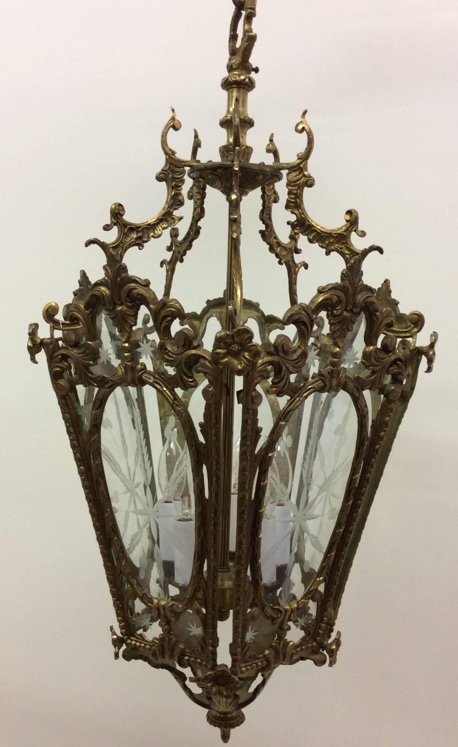 1950s, Spanish etched glass ornate brass lantern with five lights. Restored and rewired to UL. Etched starburst design on clear glass panels. Perfect piece for a foyer or small powder room.