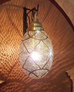 Lampe murale ou plafonnier marocaine en cuivre en forme d'œuf