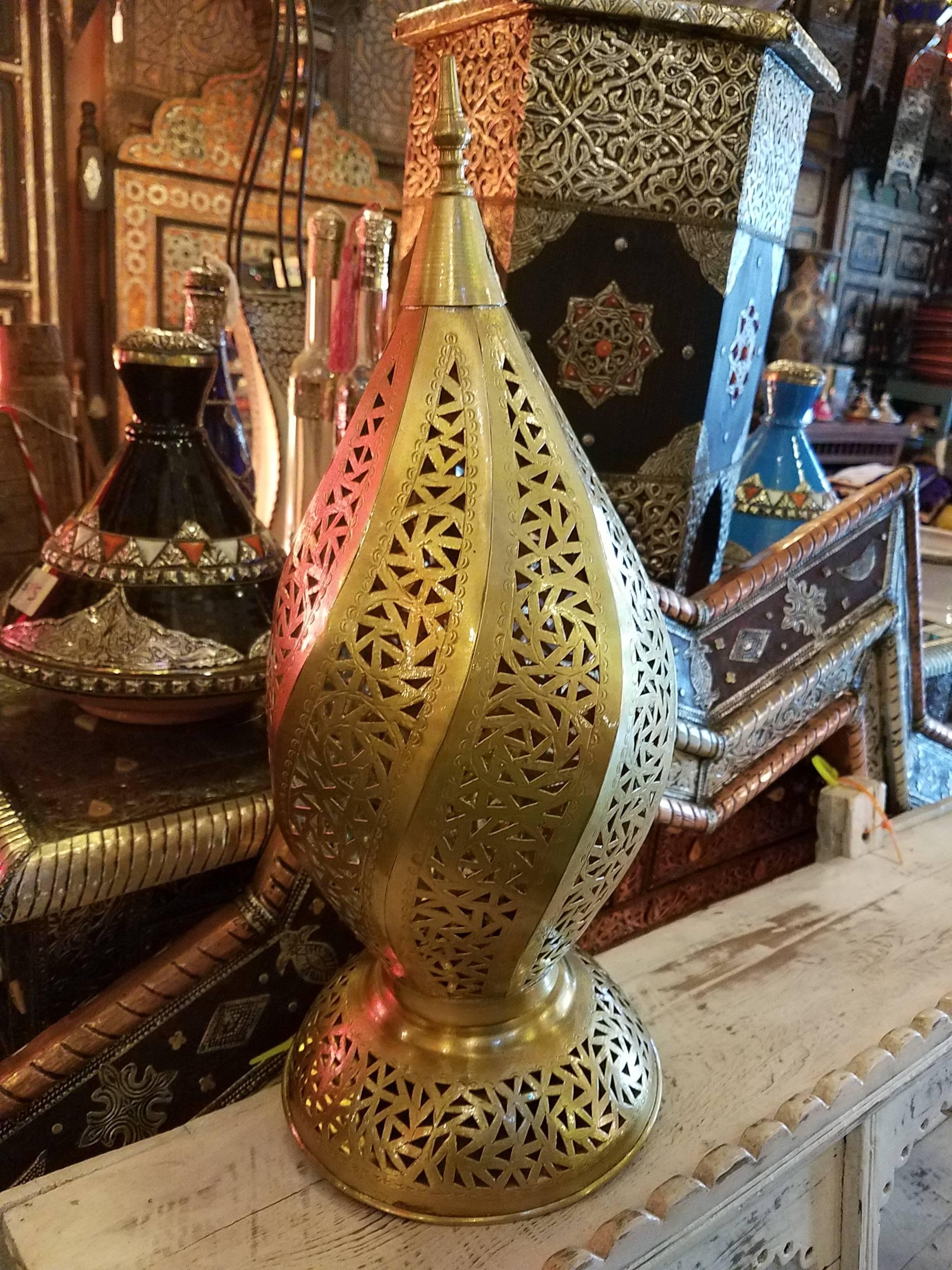 Moroccan Copper Table Lamp or Lantern, Twist Design In Excellent Condition For Sale In Orlando, FL