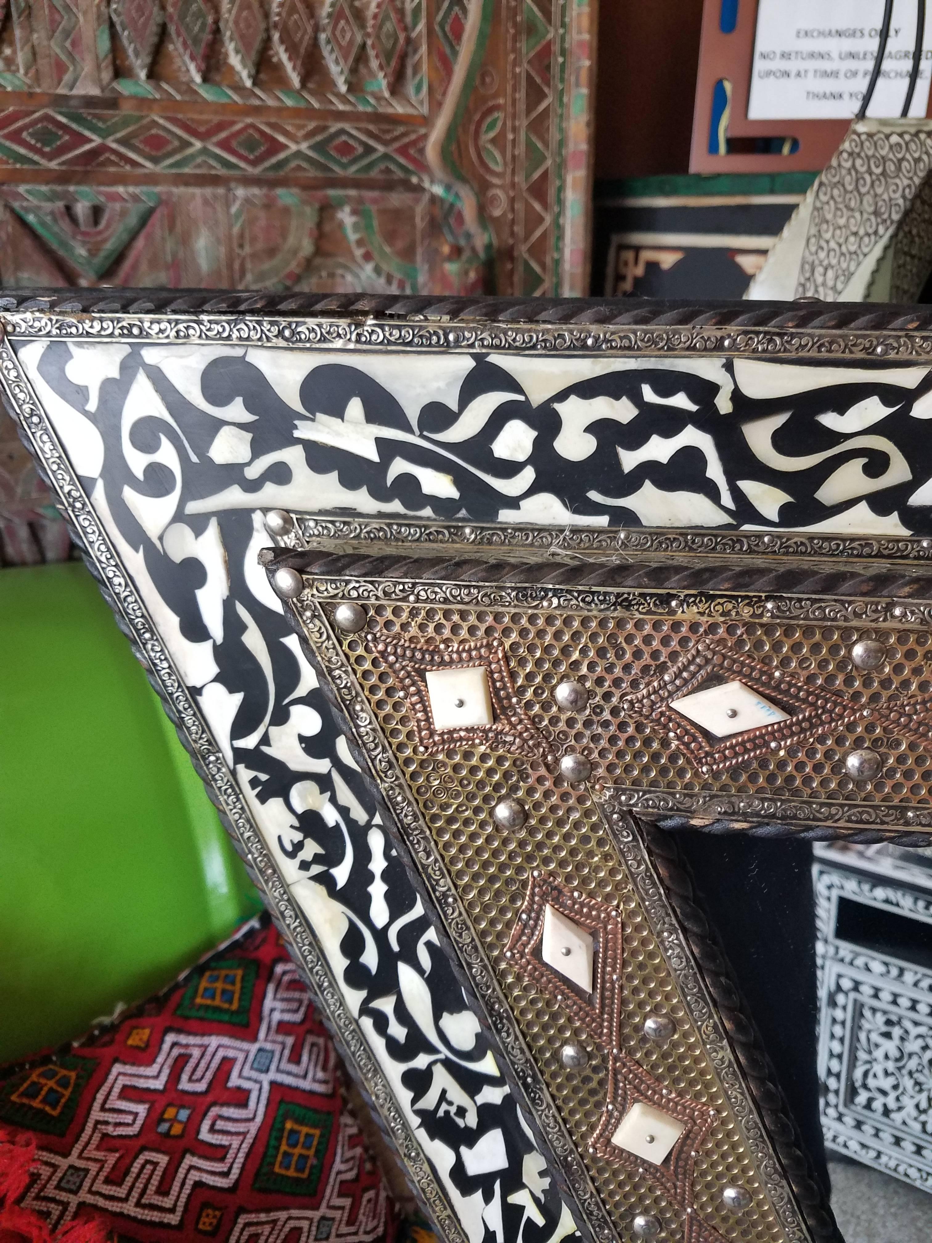 Il vient d'arriver ! L'un des styles les plus populaires des miroirs marocains. Miroir La Fibule, avec  Os de chameau et métal incrustés sur un solide cadre en bois de cèdre. Taille géante, mesurant environ 62