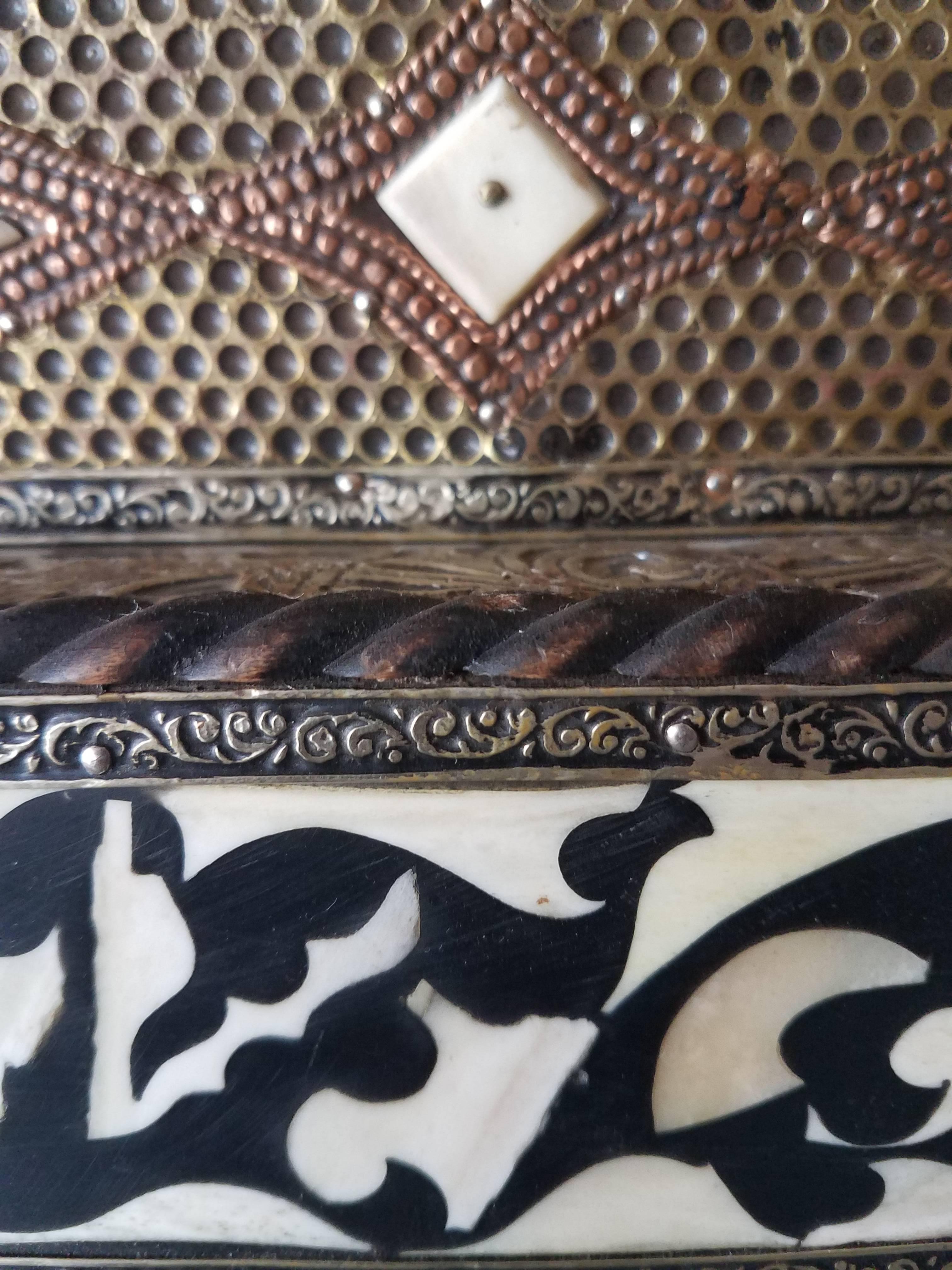 Marocain Miroir marocain en forme de la Fibule - Taille géante en vente