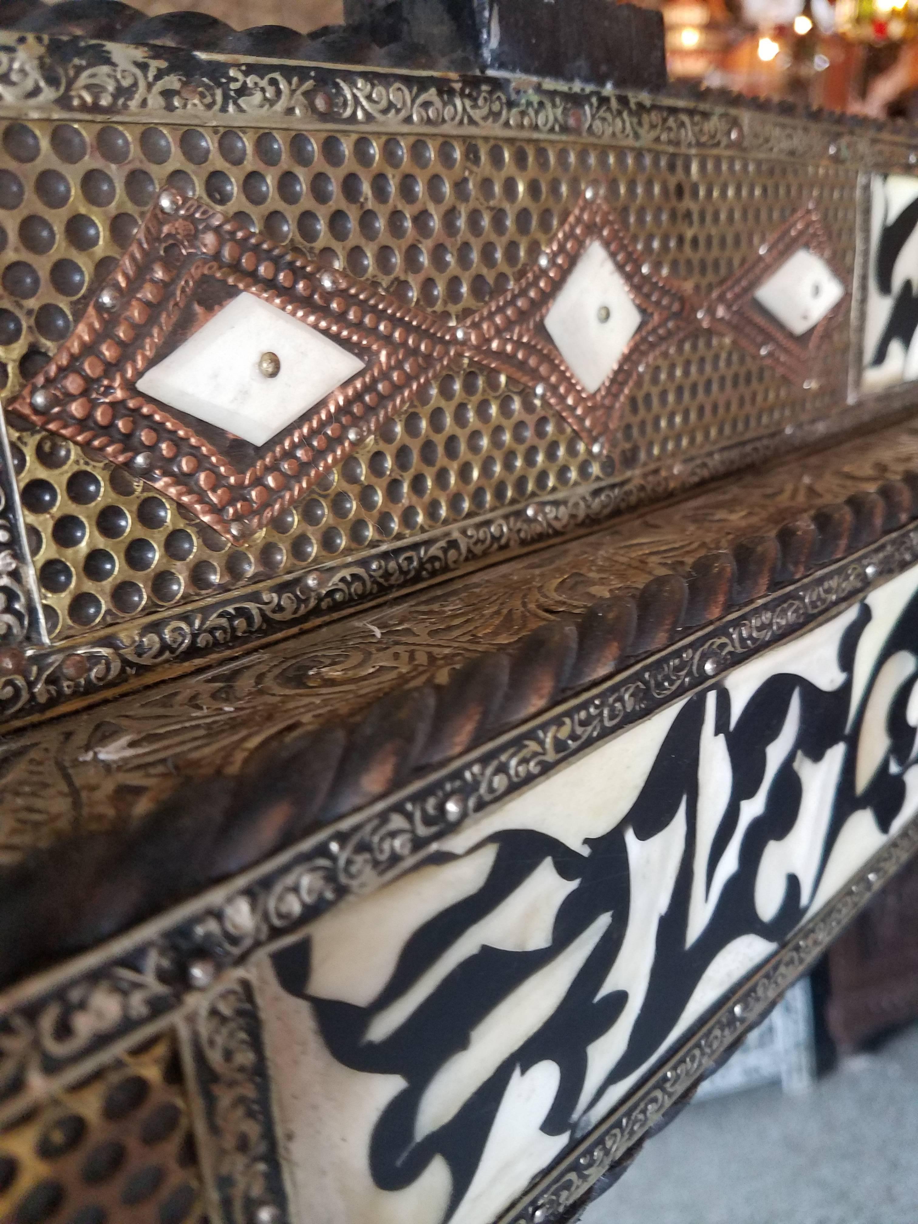 XXIe siècle et contemporain Miroir marocain en forme de la Fibule - Taille géante en vente
