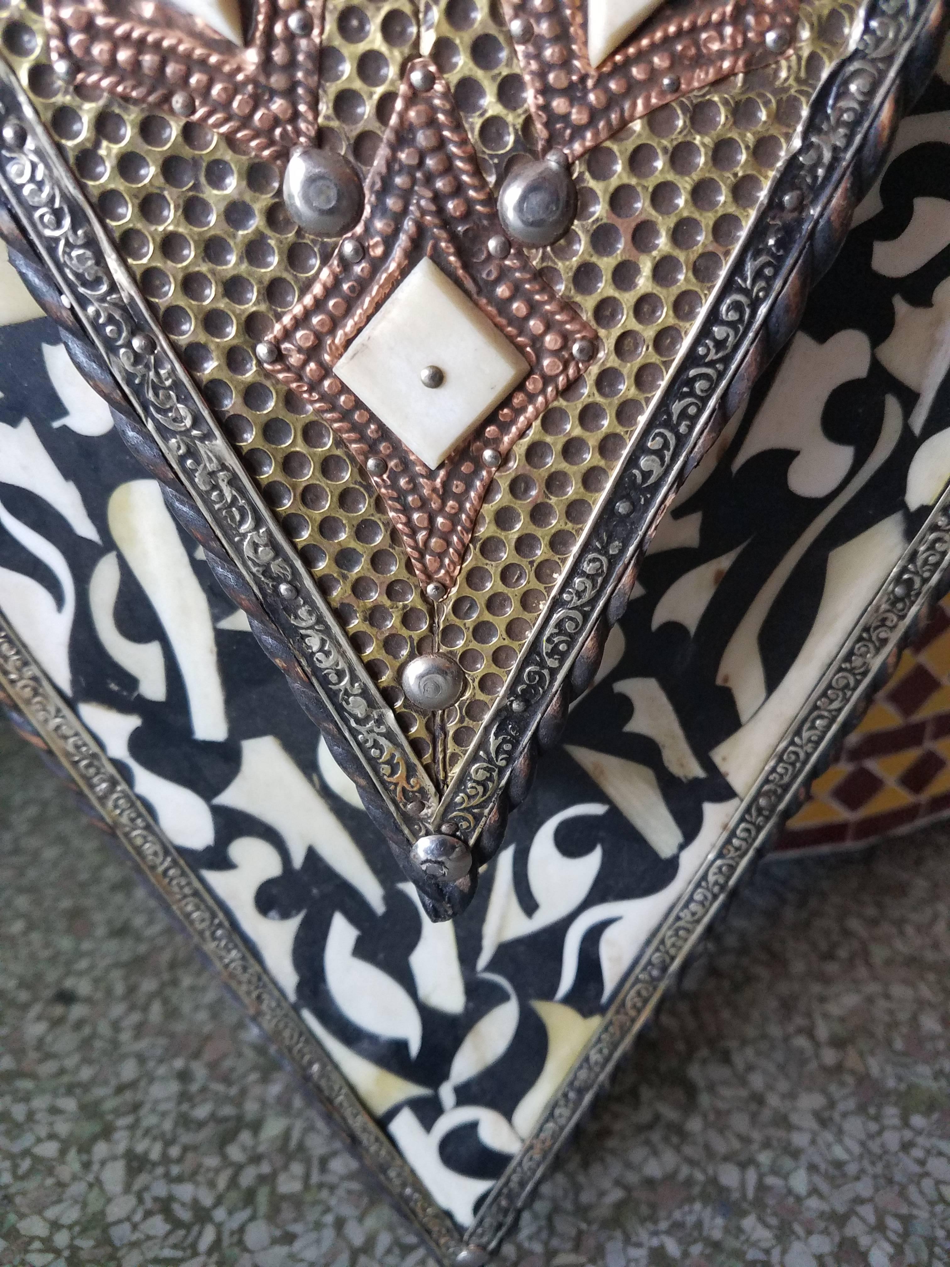 Miroir marocain en forme de la Fibule - Taille géante en vente 1