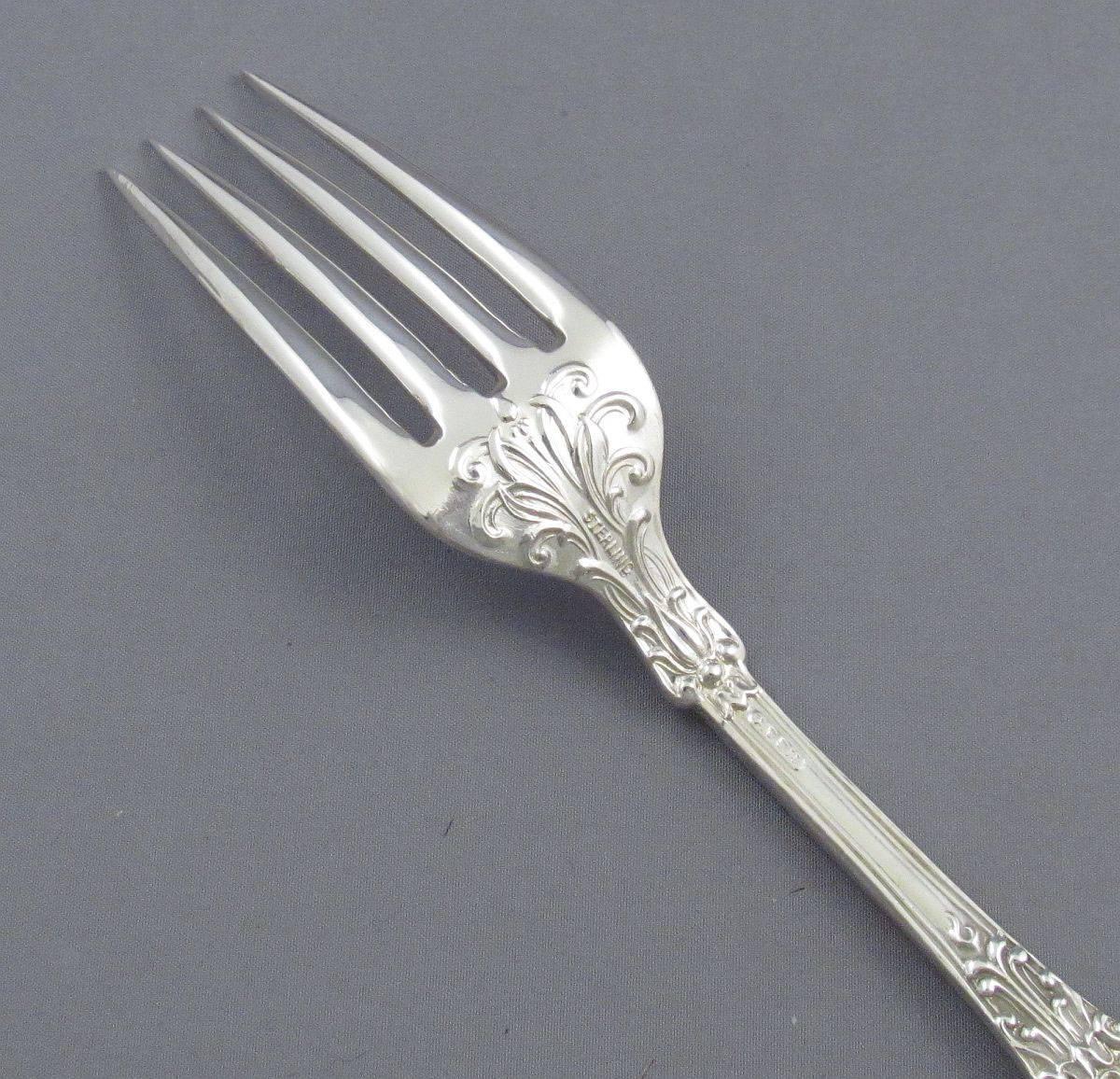 Queens Pattern Sterling Flatware Service for 12 In Excellent Condition In Vancouver, BC