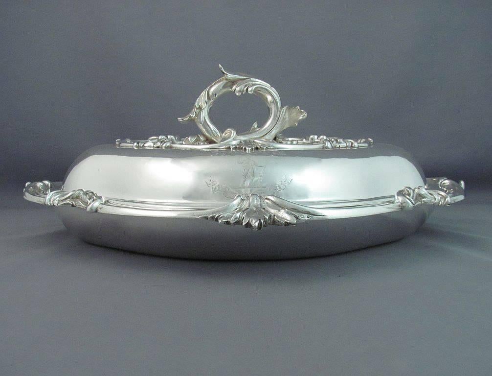 Mid-19th Century Pair of Victorian Sterling Silver Entree Dishes For Sale