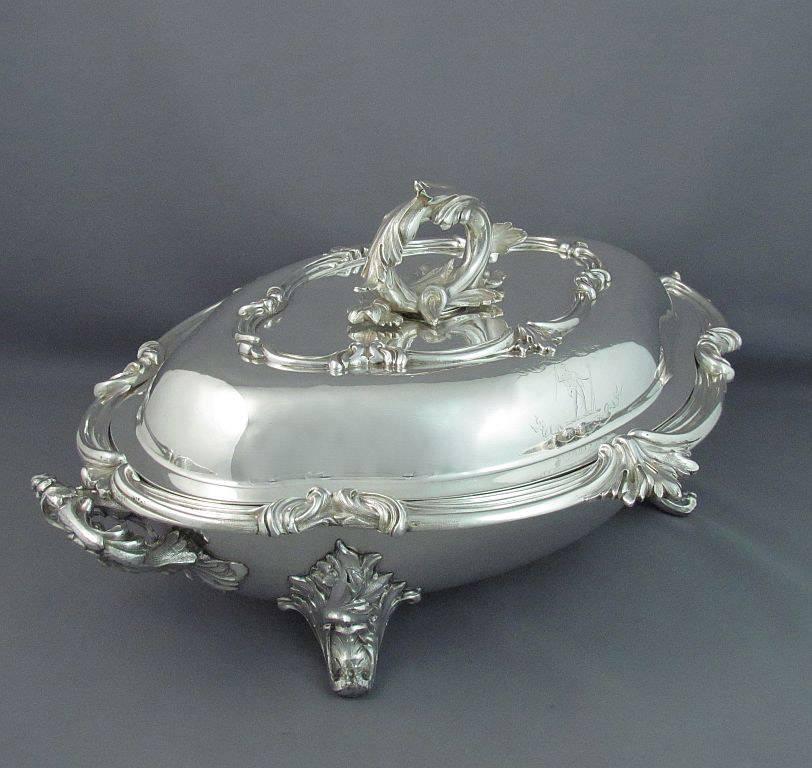 English Pair of Victorian Sterling Silver Entree Dishes For Sale