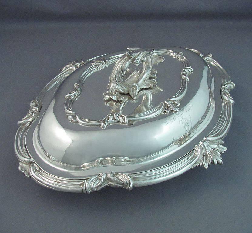 Pair of Victorian Sterling Silver Entree Dishes In Excellent Condition For Sale In Vancouver, BC
