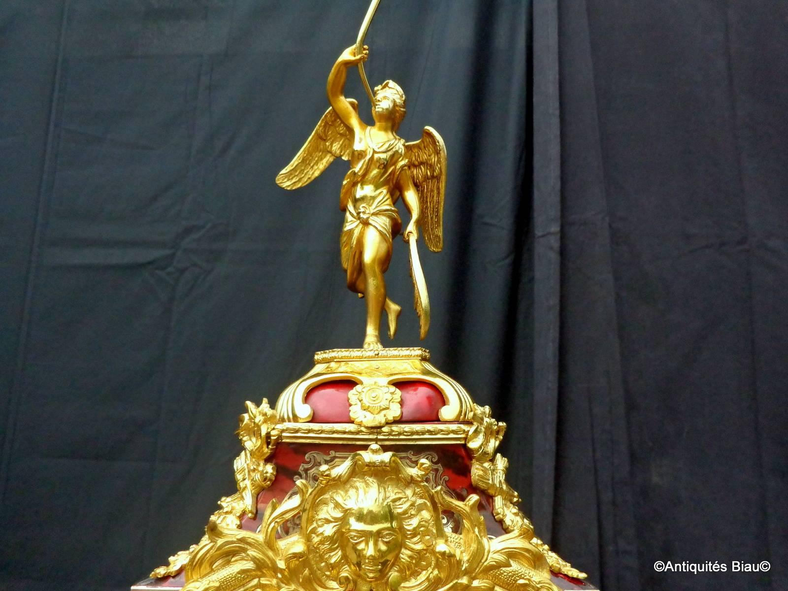 Clock longcase (height 235 cm) in Boulle marquetry.

Period Napoléon III.

Perfect condition.

Ormolu clock mounted on a pedestal.

Clock revised (under warranty), stamped "Vincenti Cie Médaille d'Argent 1855."
and numbered