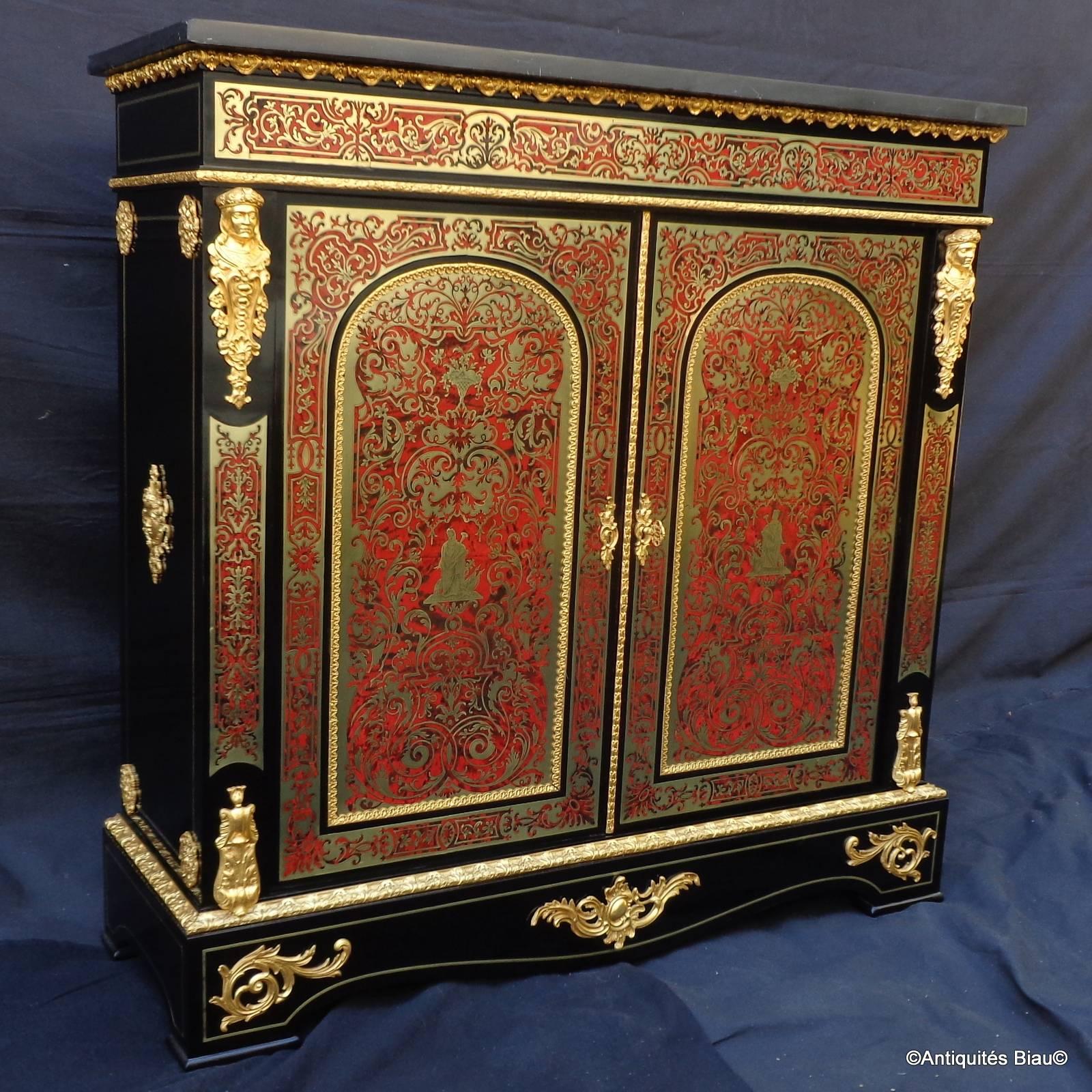 Furniture opening on two doors in Boulle marquetry.

Napoleon III period.

Perfect condition.

Beautiful marquetry work with a king scene representative authority and power and many flowers.

There are a lot of gilded bronzes :
Interior in