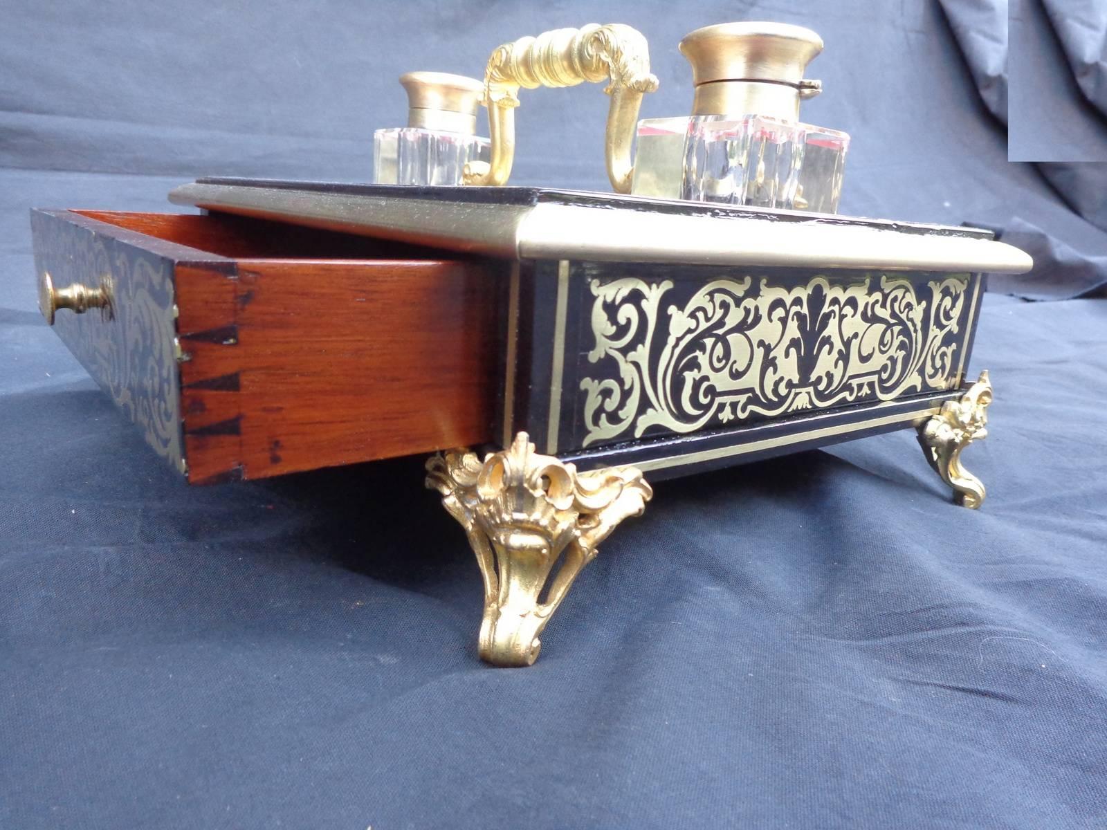 Inkwell brass marquetry on ebony
with crystal inkwell.
Period Napoleon III.
Perfect condition.

Inkwell opening on a drawer,
with an important center handle and foot gilded bronze.
Beautiful marquetry work with foliage on all sides.
 
Small