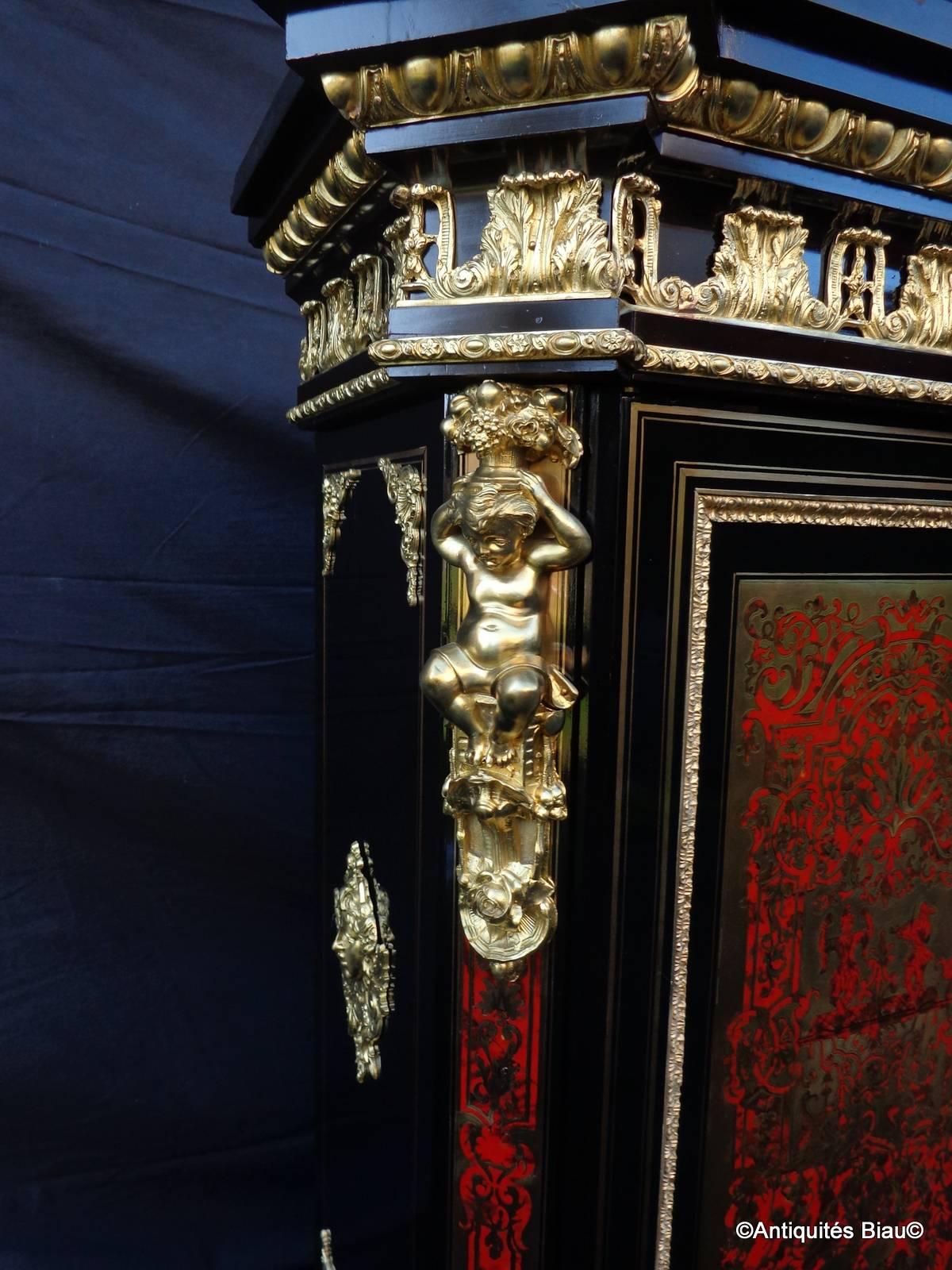 Furniture opening on two doors in Boulle marquetry.
Napoleon III period - Perfect condition.
Beautiful marquetry work with a dance scene.

There are a lot of gilded bronzes:
Caryatids are wonderful cherubs sitting.
Top headband with frieze