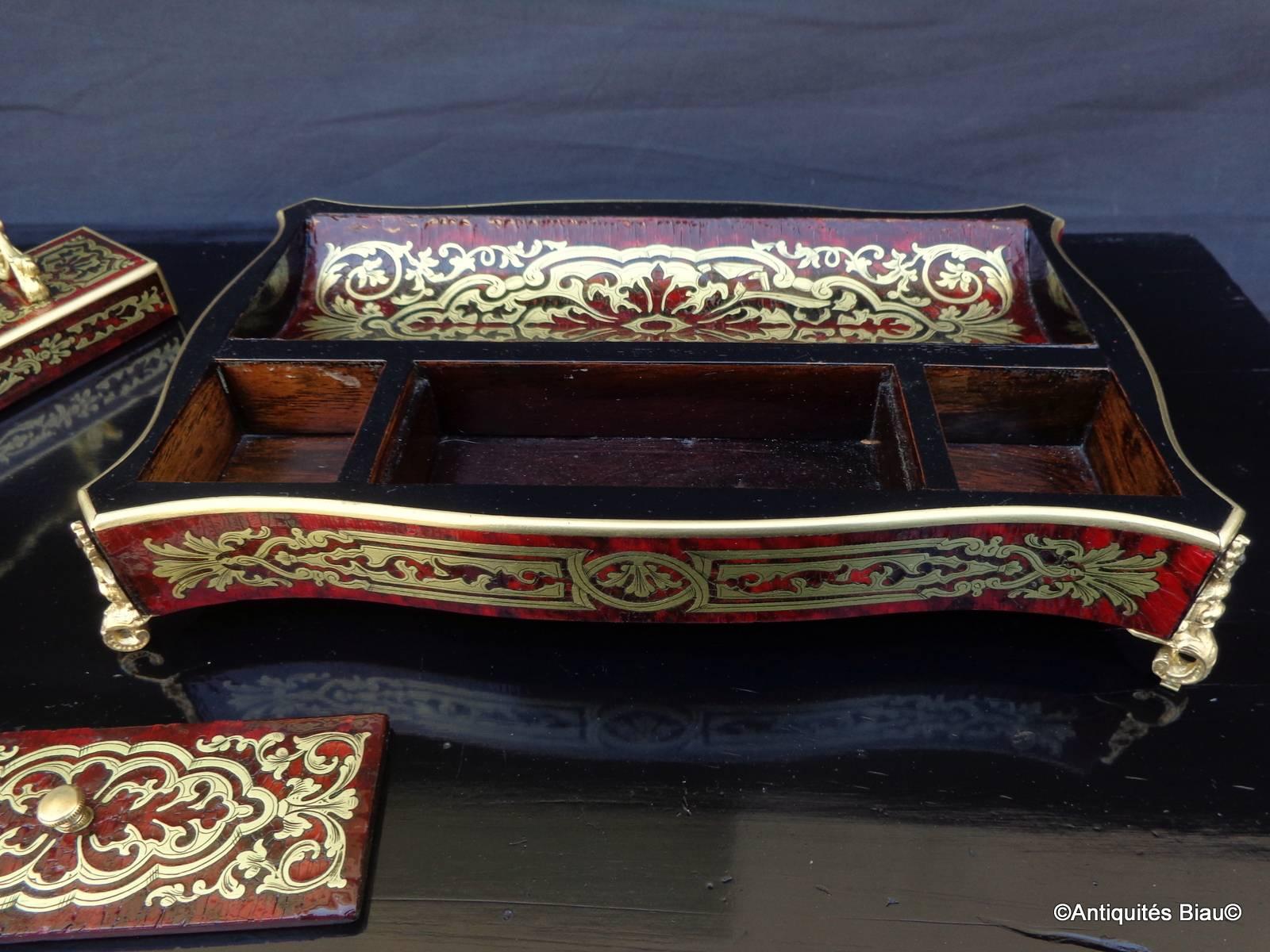 Desk accessories including penholder and inkwell with crystal inkwells in Boulle marquetry - Napoléon III period - Perfect condition.
 
Work of marquetry on all sides.
Inkwell with gilded bronze feet.
Very small chip on one crystal inkwell, the