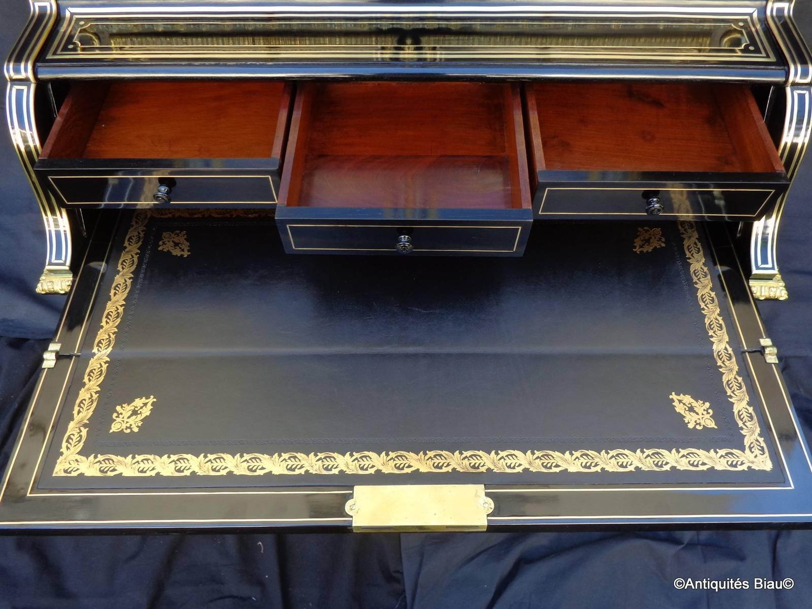 Bookcase desk in brass marquetry.
Period Napoléon III -Perfect condition.
Incredible golden bronze caryatids.
Richly decorated with gilded bronze.
On the high, two doors with origins glasses and two shelf.
Two drawers in the middle between the