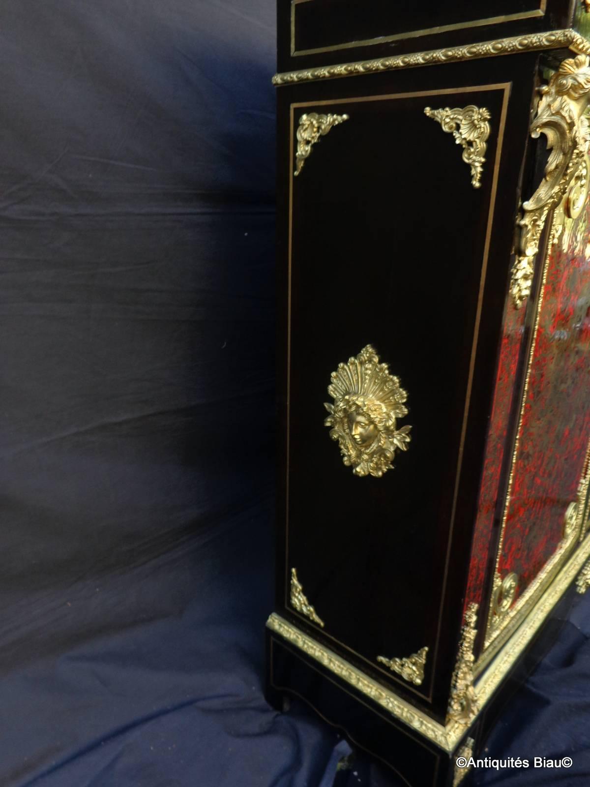 Furniture opening on two doors in Boulle marquetry
cabinet earlier than usual 122 cm Napoleon III period.
Perfect condition.
Beautiful marquetry work with very red inlay.
There are a lot of gilded bronzes:
caryatids are pair of bourgeois
in