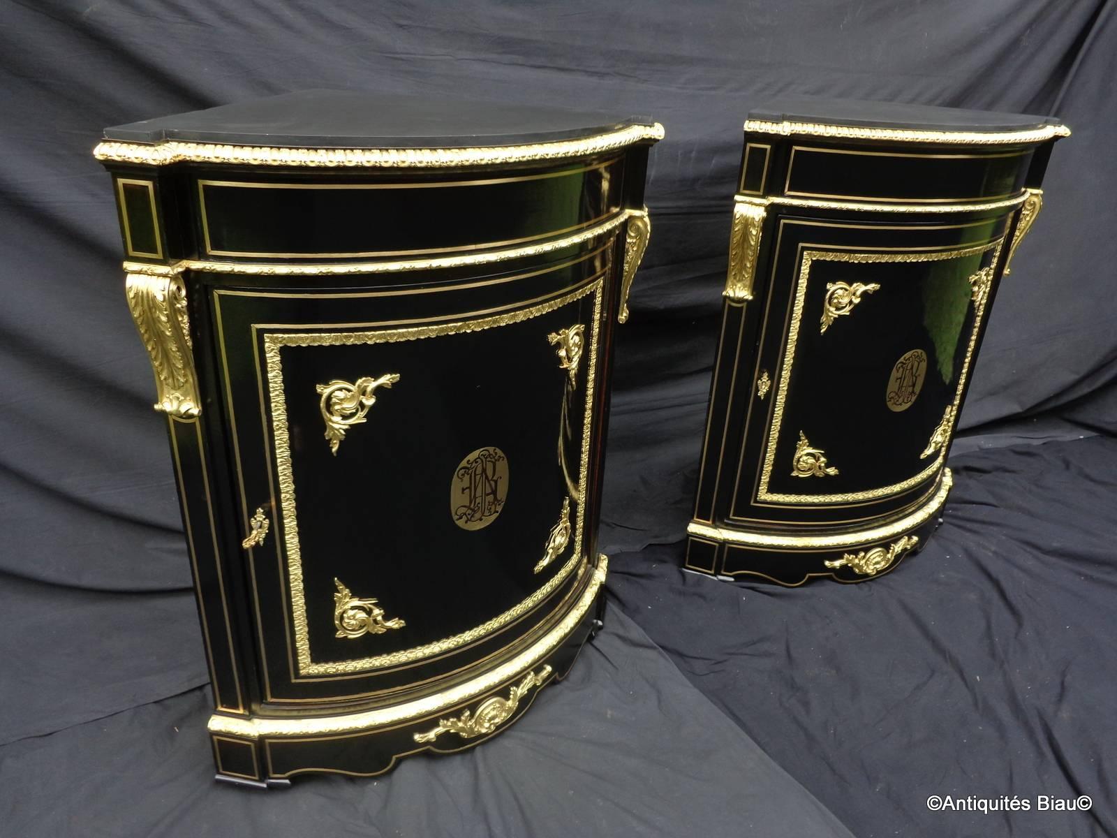 Pair of Furniture of corners with brass inlay
monogrammed center in brown tortoiseshell
before Napoleon III period, circa 1820.
 
Doors embellished with spandrels to acanthus leaf and frame in bronze.
Beautiful caryatids called