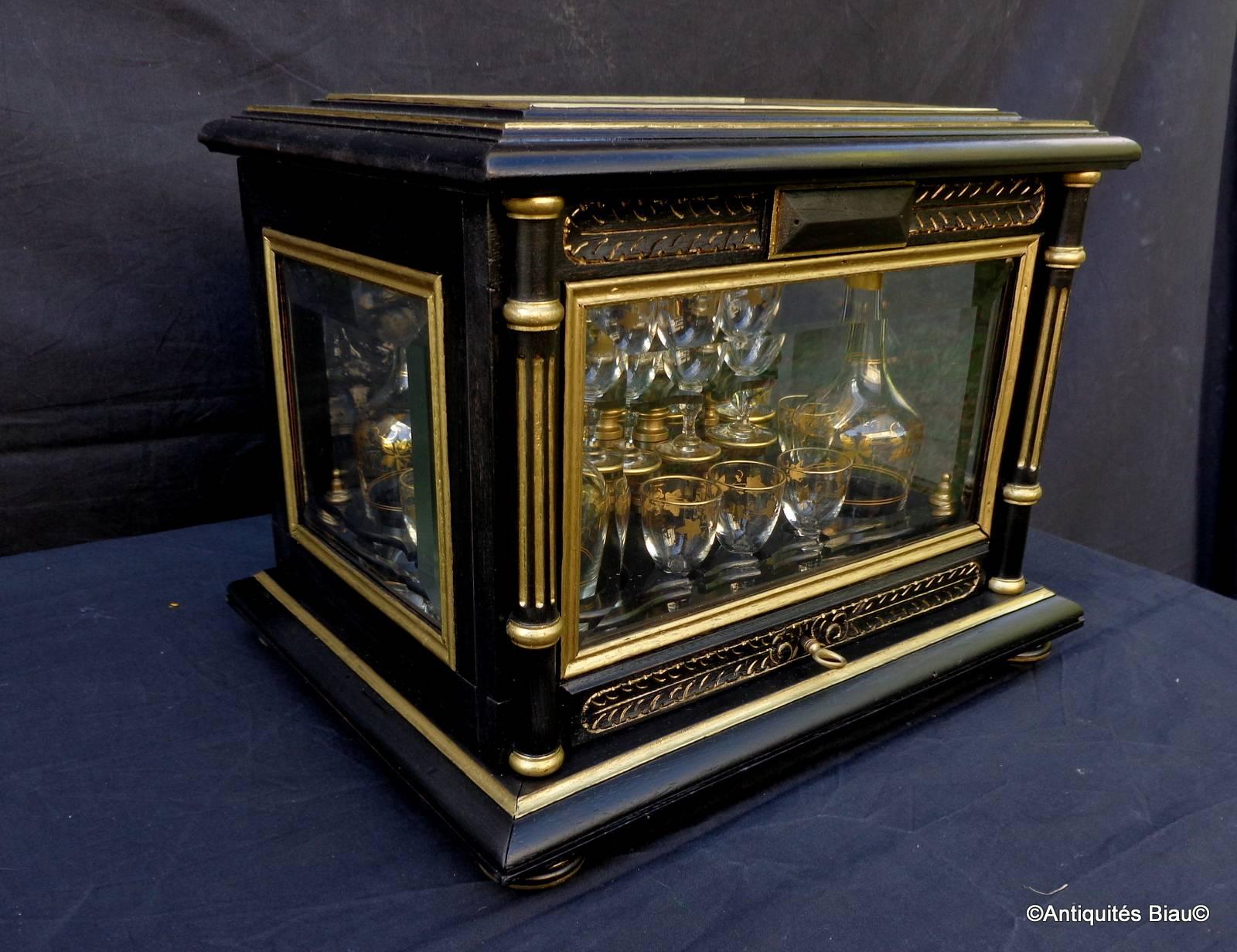 Cellar liquor in glass
Napoleon III period.
 
Tantalus box original with a black and gold patina.
Each five glasses is beveled.
Caisson imposing and richly molded,
key and lock are ok (but temperamental).
________
Crystal beautiful interior