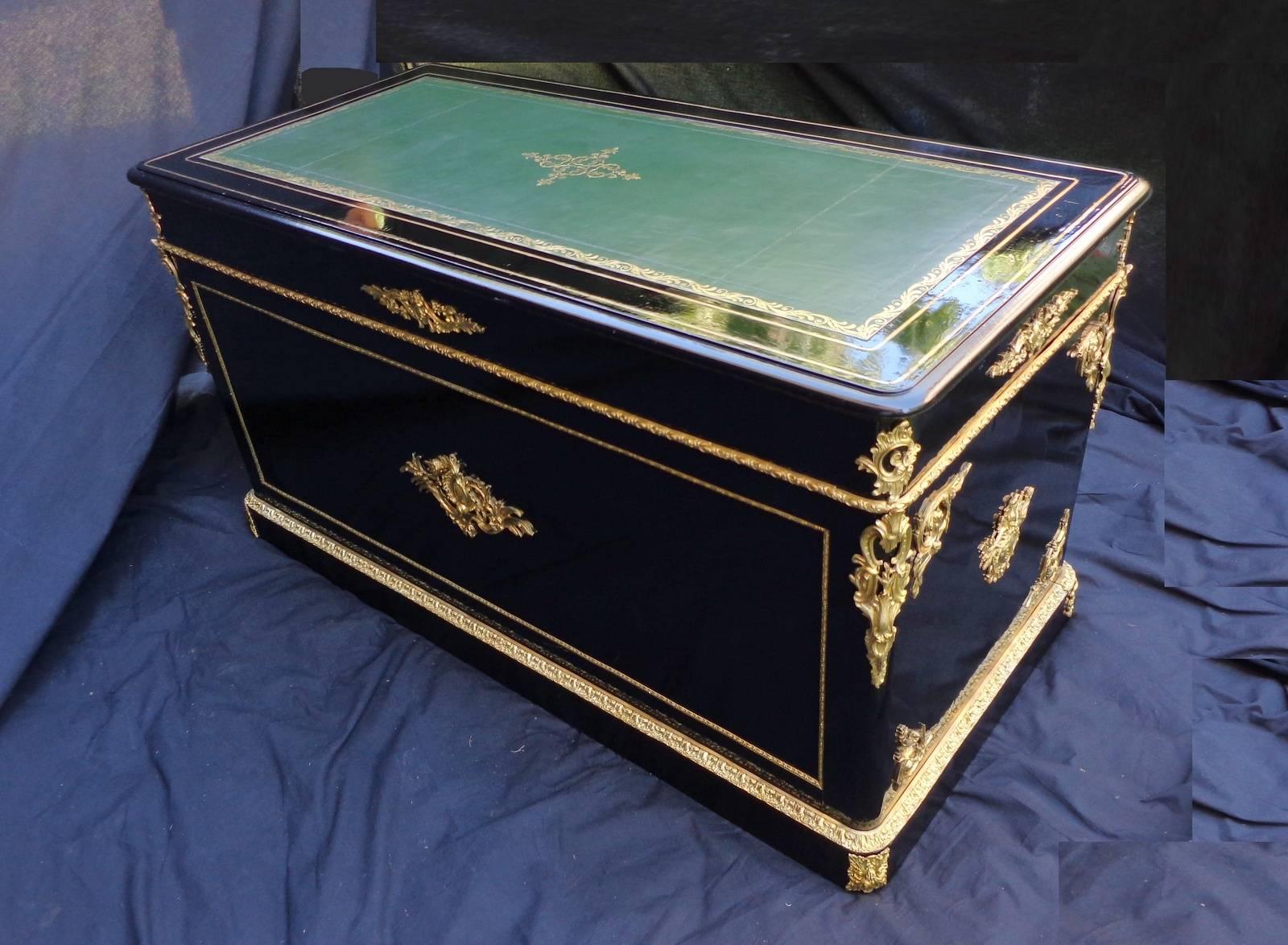 Desk "caisson" in Boulle marquetry.
Period Napoleon III - Perfect condition.
A true furniture of middle, this office is finished on all sides with a lot of bronzes.
Side "owner", there is a great marquetry work on eight