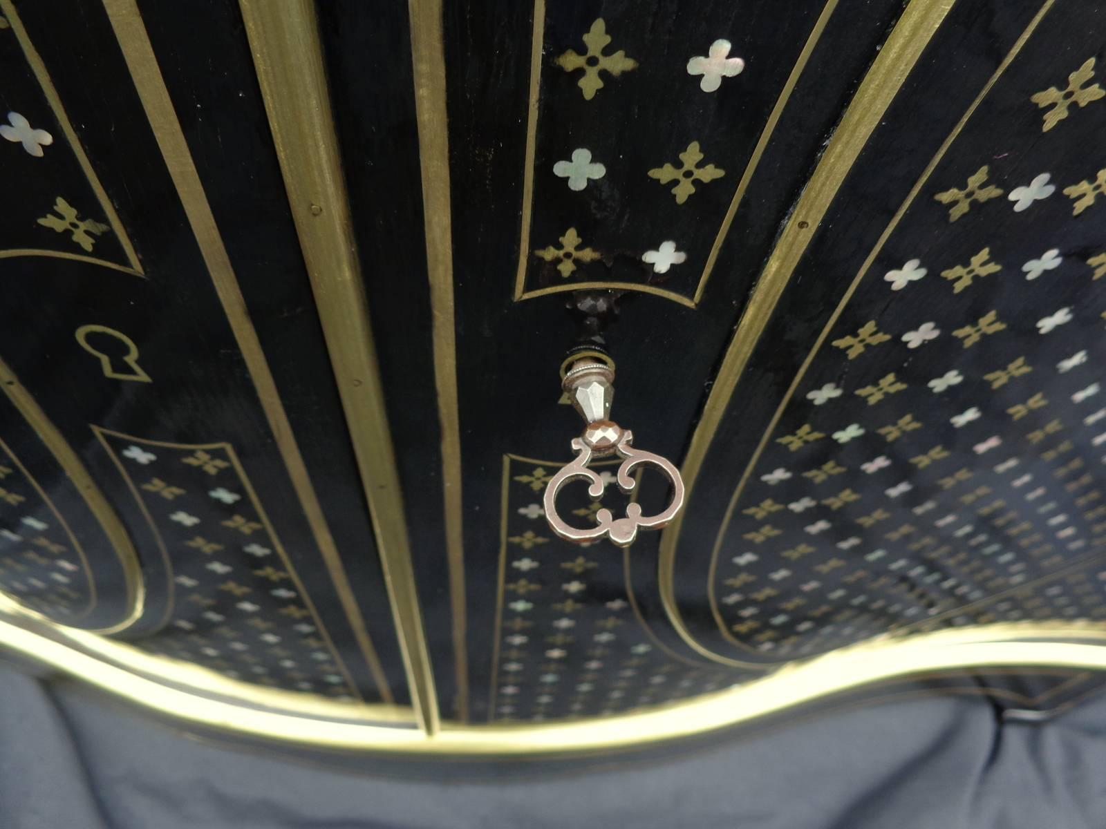 Furniture two doors and one drawer in Boulle marquetry "à la Reine"
period Napoleon III - Perfect condition.

 Marquetry work with brass and nacre on black wood.
Lock and key original.
Top in black wood, in perfect