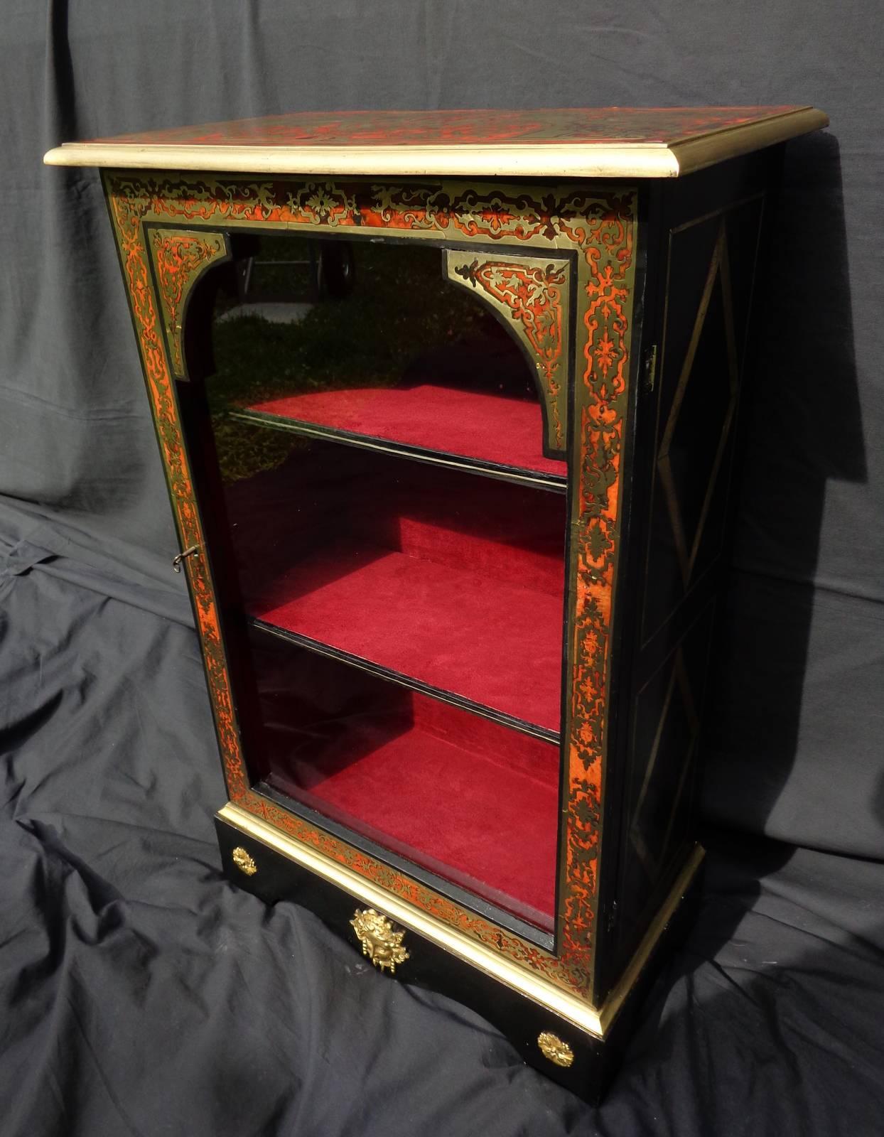 Small showcase in Boulle marquetry.

Period 18th century.

Perfect condition

Furniture with a dance scene on her tray.
Sides decorated with brass chiselled.
Door with a more traditional acanthus marquetry, and many birds of 
paradise,