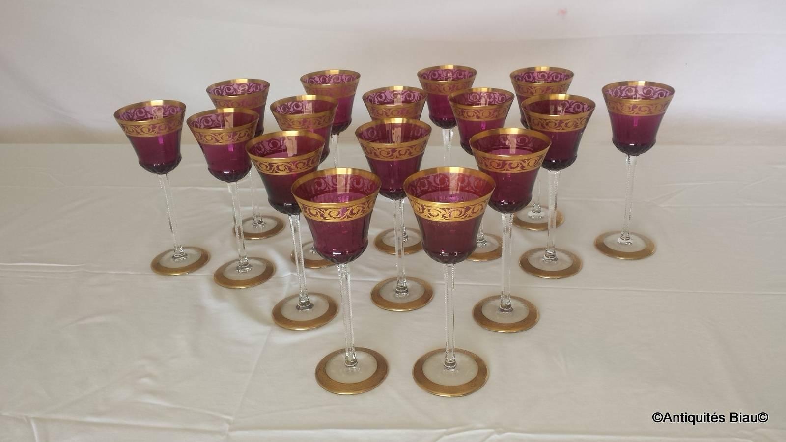 Roemer amethyst thistle gold in St-Louis crystal.
 Measures: Height 20.8 cm.

Price for one glass disponibility: 16 pieces.

In perfect condition crystal and golden.

The thistle was the original inspiration behind this service when it was