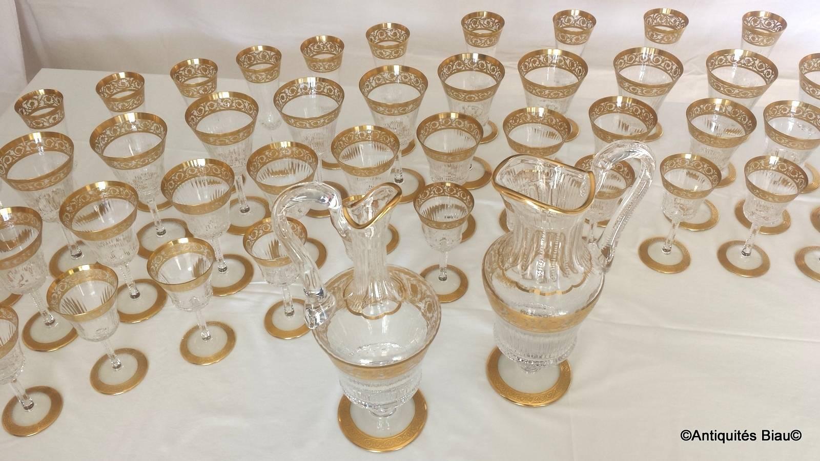 48 glasses with two decanters model gold thistle.

12 champagne flutes (height 190 mm)
12 water glasses (height 180 mm)
12 burgundy glasses (height 162 mm)
12 bordeaux glass (height 142 mm)

in perfect condition crystal and golden.
Measures: