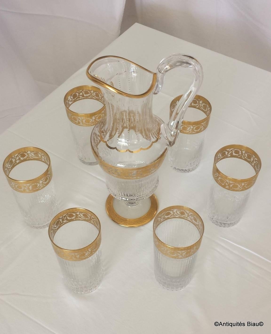 Six gold large highballs in crystal of Saint Louis (14cm) model gold thistle with gold water jug thistle (32.5cm) in perfect condition crystal and golden. The thistle was the original inspiration behind this service when it was created for the Nancy